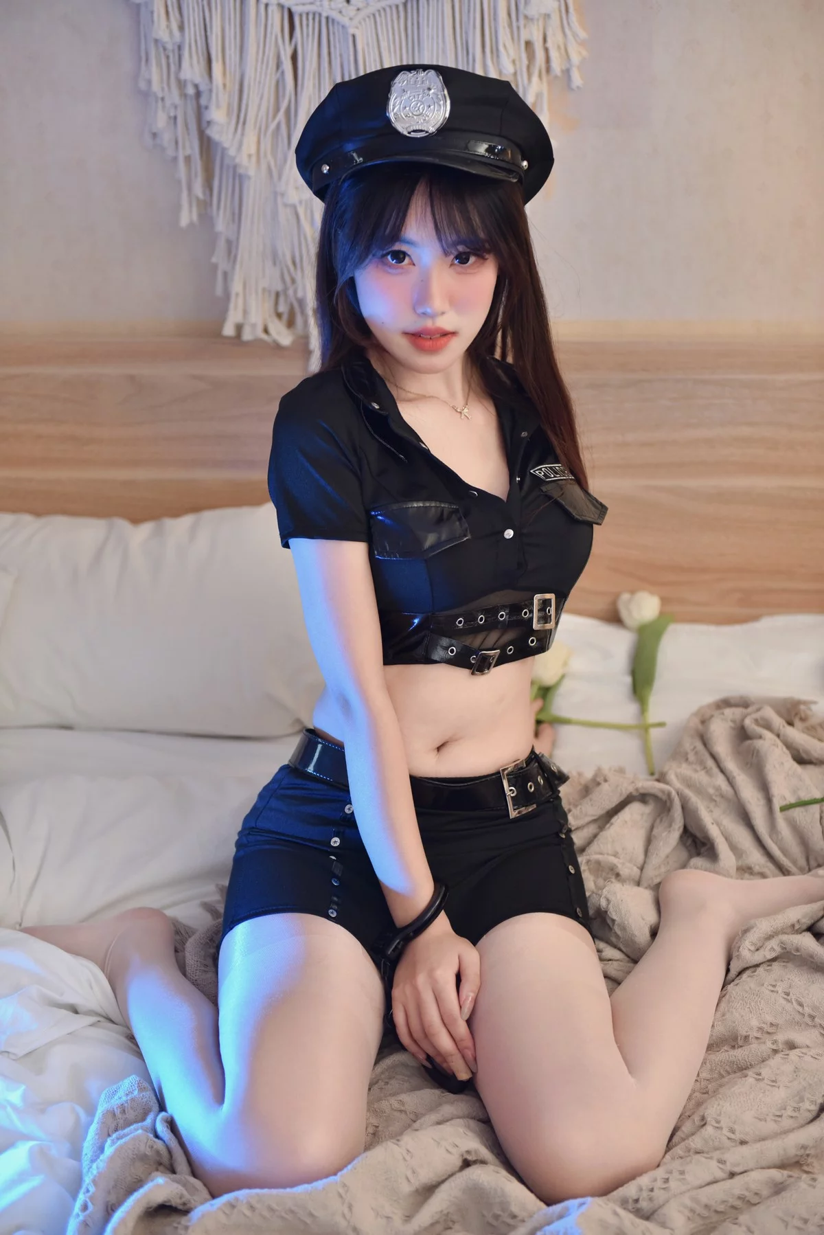 B站主播青稞芋泥陶可爱性感女警主题性感白T配超薄黑丝+女警制服完美诱惑写真58P