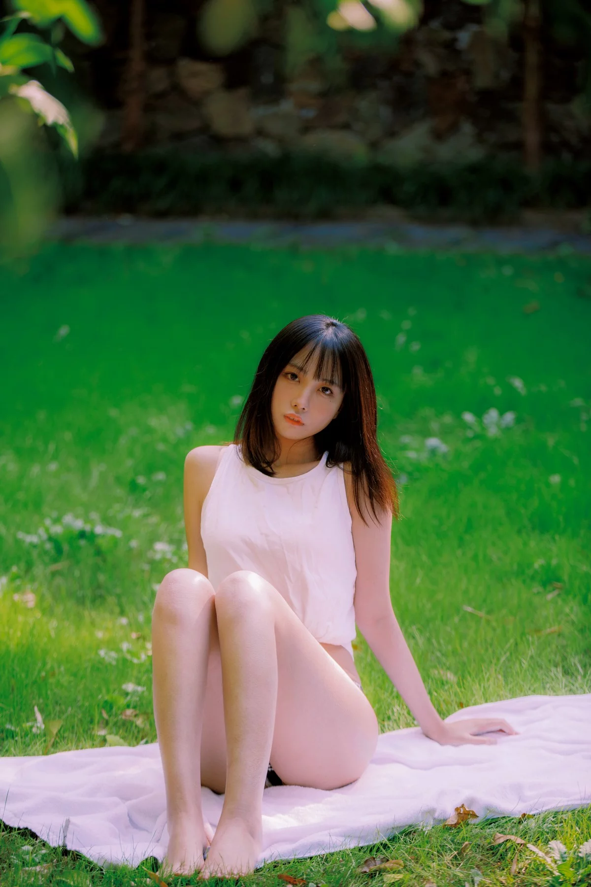 次元少女念雪ww夏日微风主题户外白色背心配性感内裤秀曼妙身姿迷人写真50P