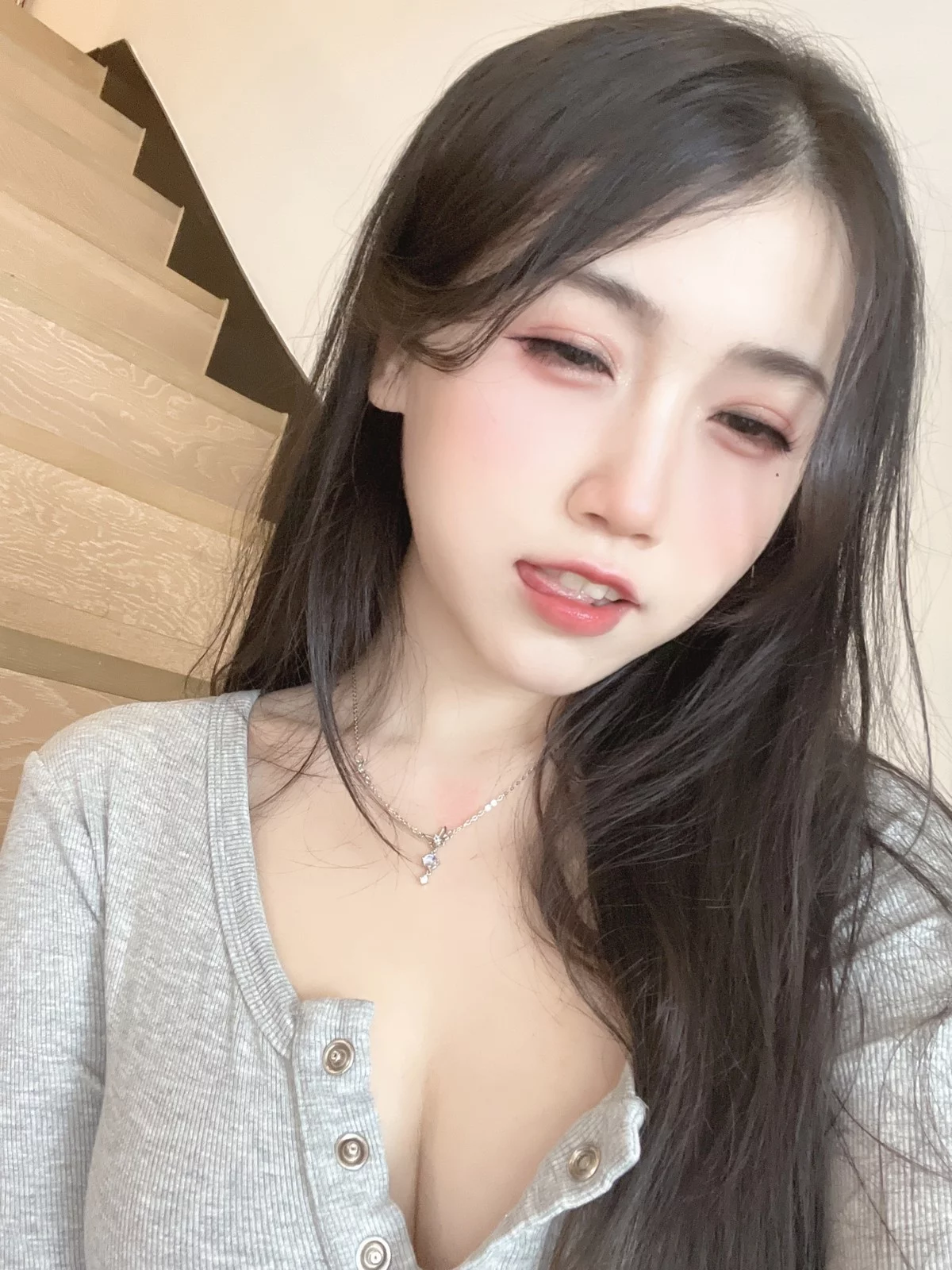 人气Coser不呆猫居家猫猫女友主题灰色连衣短裙配灰色丝袜秀曼妙身姿诱惑写真59P