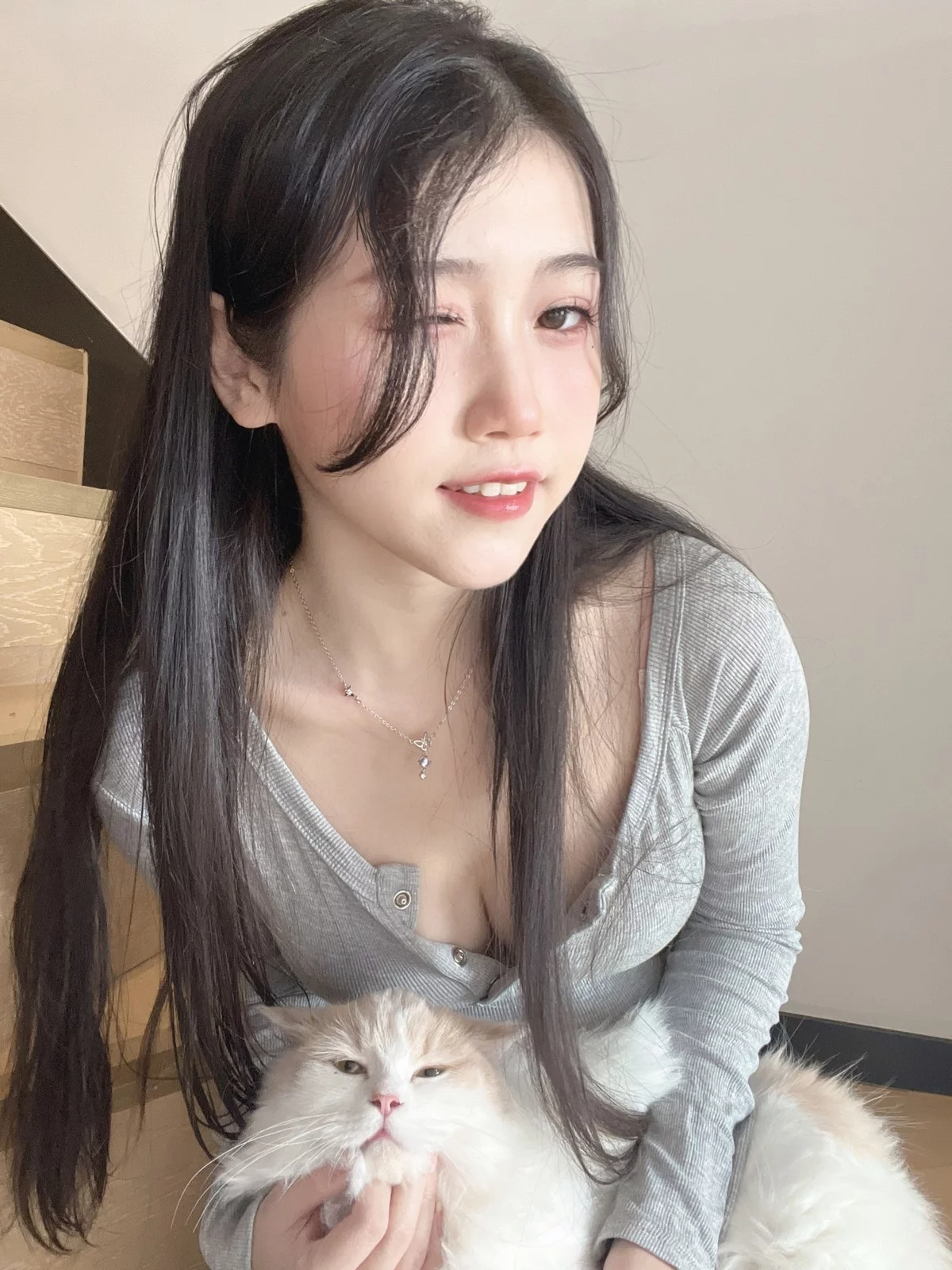 人气Coser不呆猫居家猫猫女友主题灰色连衣短裙配灰色丝袜秀曼妙身姿诱惑写真59P