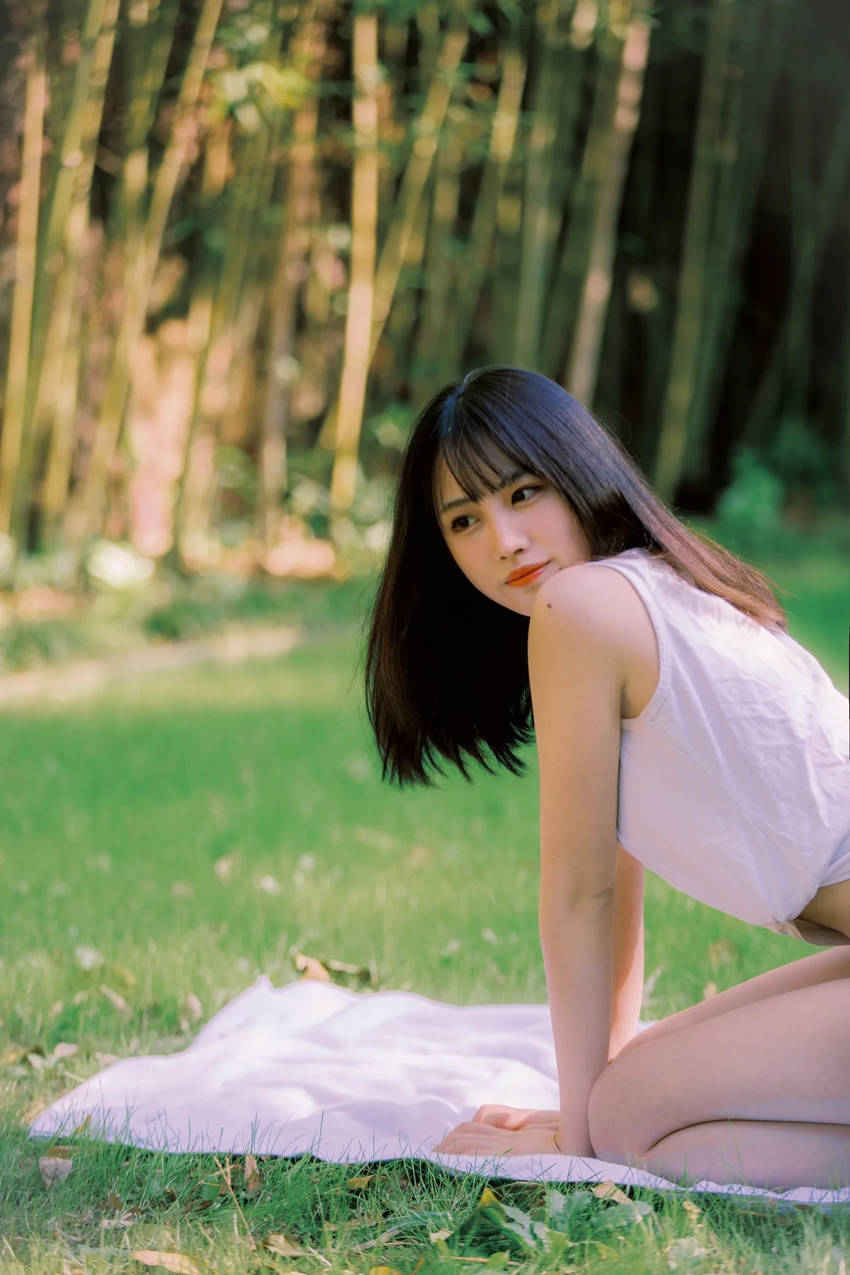 次元少女念雪ww夏日微风主题户外白色背心配性感内裤秀曼妙身姿迷人写真50P