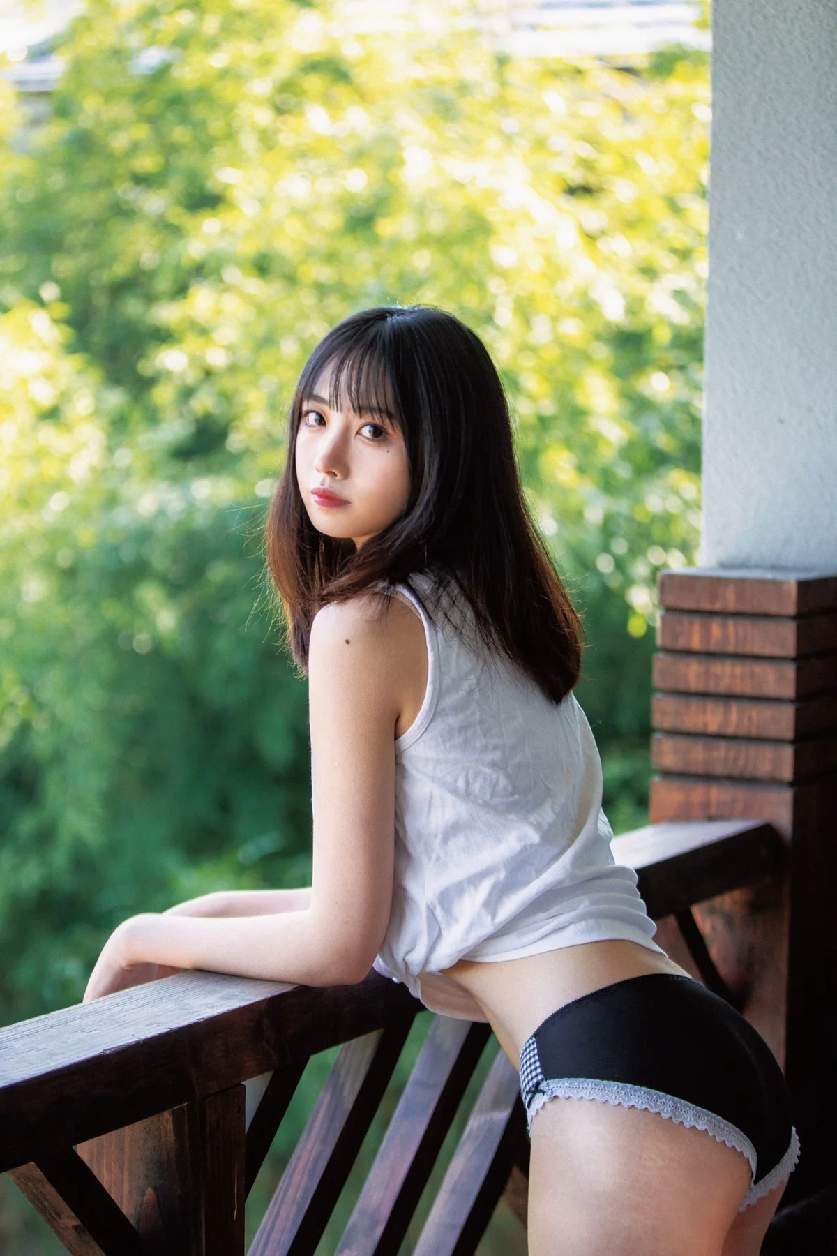 次元少女念雪ww夏日微风主题户外白色背心配性感内裤秀曼妙身姿迷人写真50P