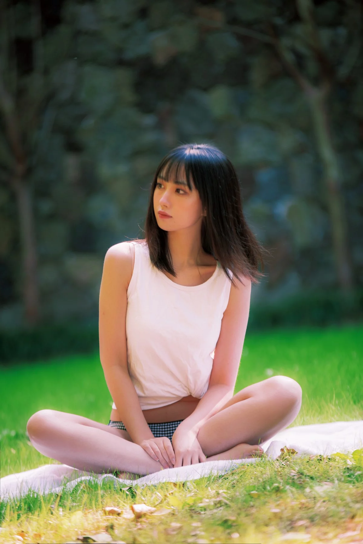 次元少女念雪ww夏日微风主题户外白色背心配性感内裤秀曼妙身姿迷人写真50P