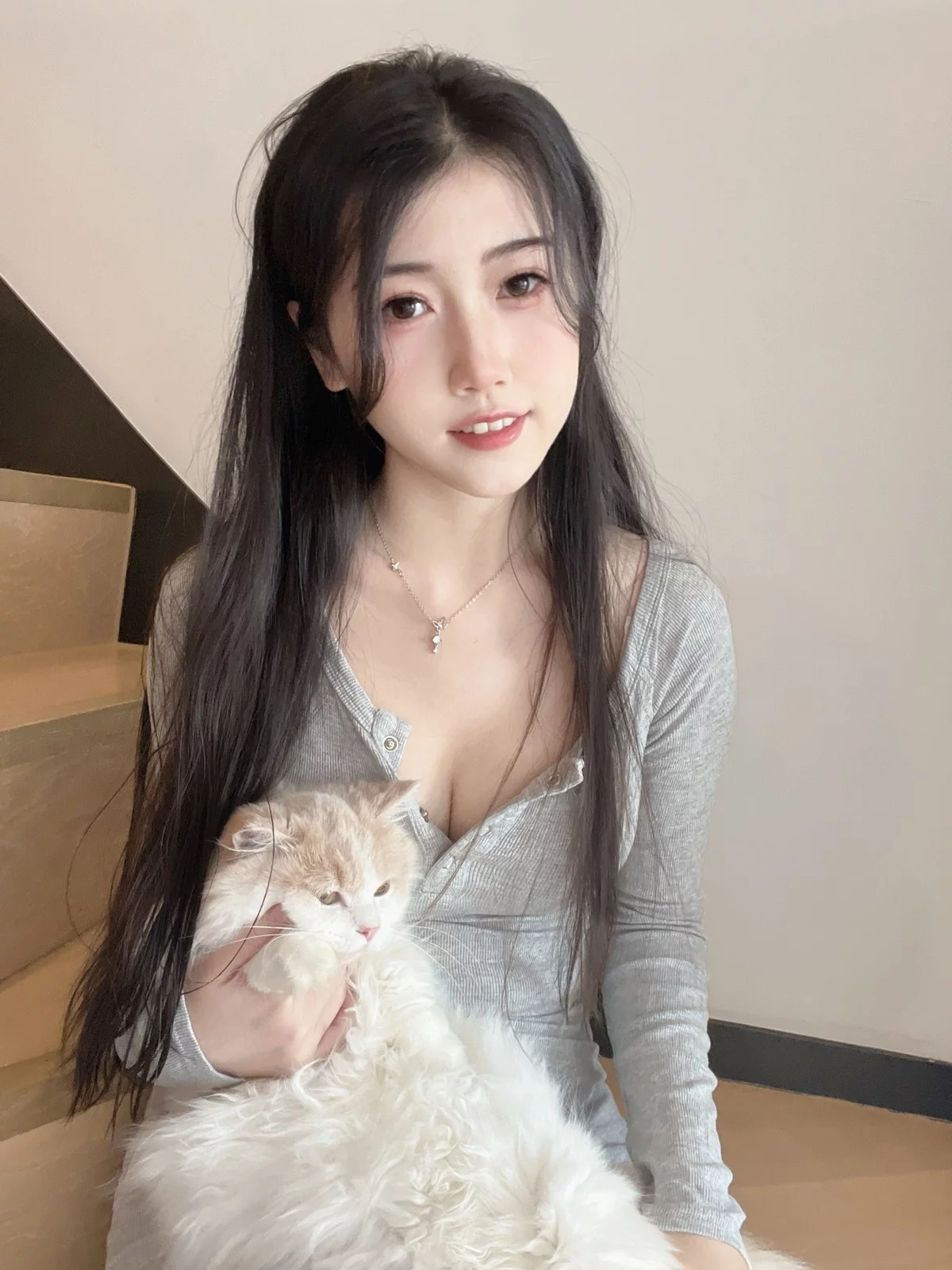 人气Coser不呆猫居家猫猫女友主题灰色连衣短裙配灰色丝袜秀曼妙身姿诱惑写真59P