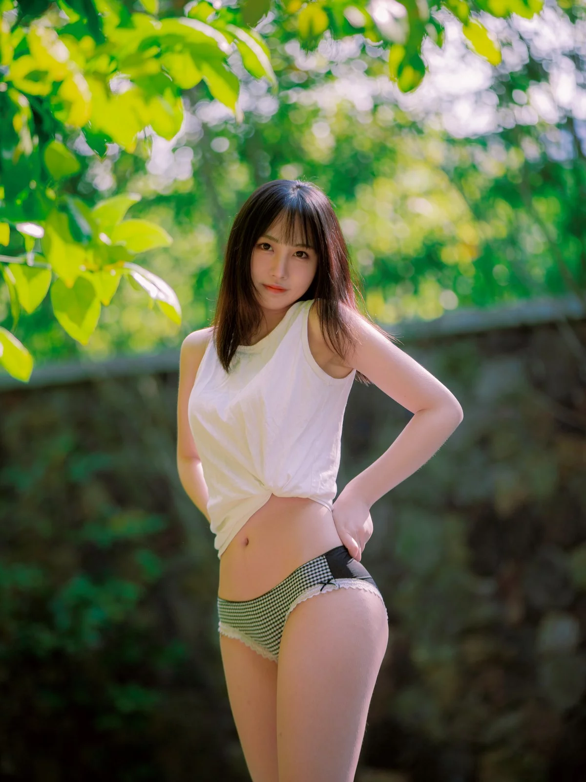 次元少女念雪ww夏日微风主题户外白色背心配性感内裤秀曼妙身姿迷人写真50P