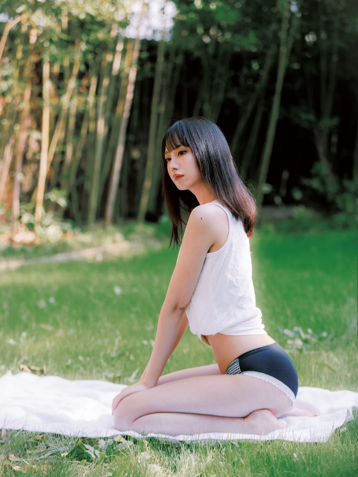次元少女念雪ww夏日微风主题户外白色背心配性感内裤秀曼妙身姿迷人写真50P