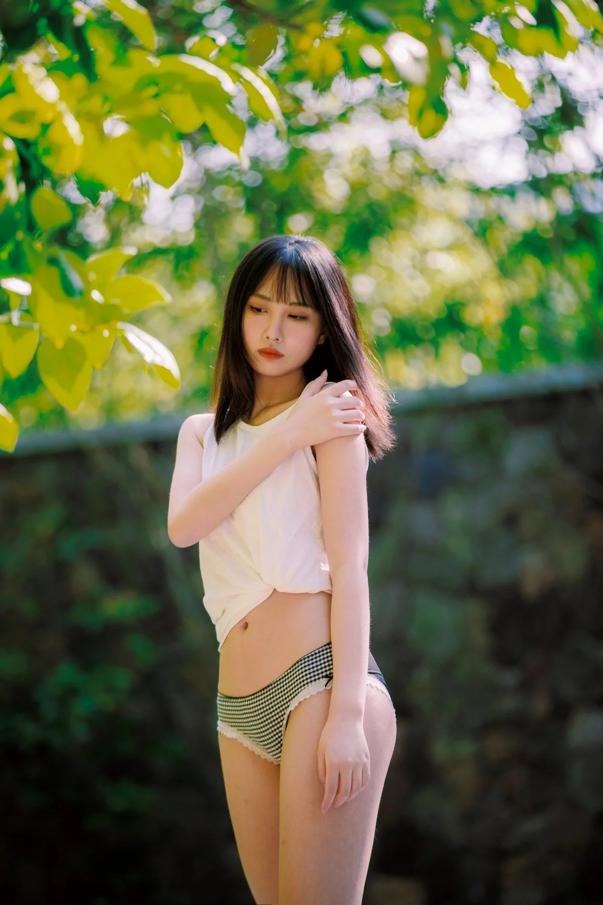 次元少女念雪ww夏日微风主题户外白色背心配性感内裤秀曼妙身姿迷人写真50P