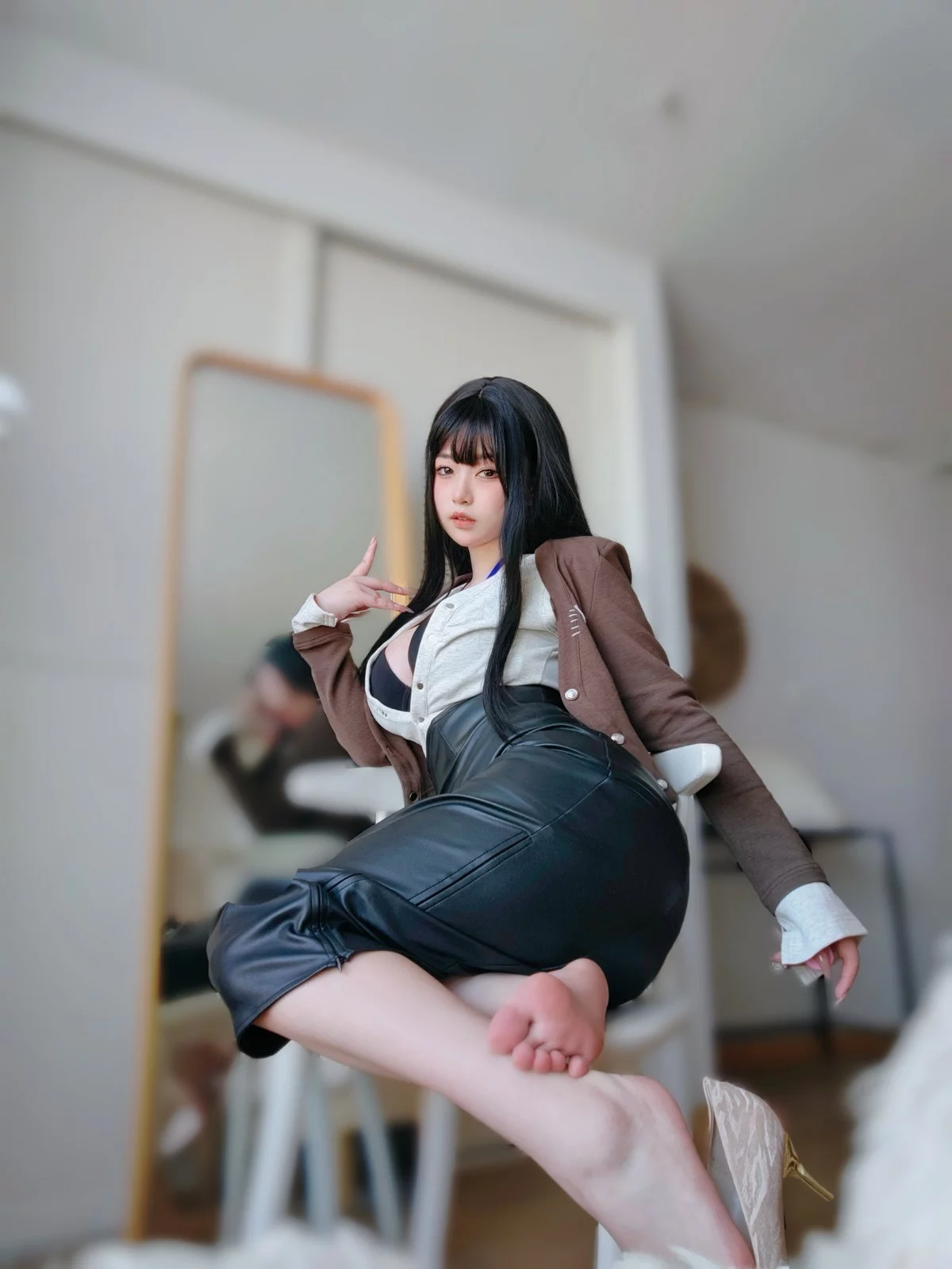Coser妹子女主K上司的秘密主题性感OL职业装半脱黑皮裙秀翘臀美腿诱惑写真107P