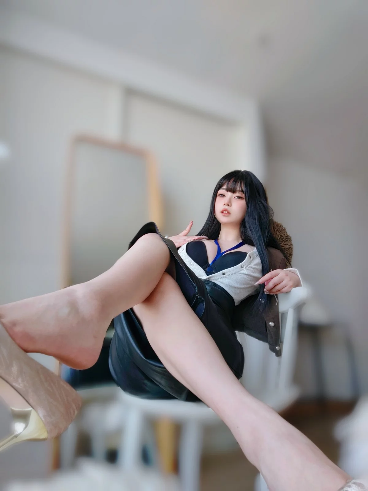 Coser妹子女主K上司的秘密主题性感OL职业装半脱黑皮裙秀翘臀美腿诱惑写真107P