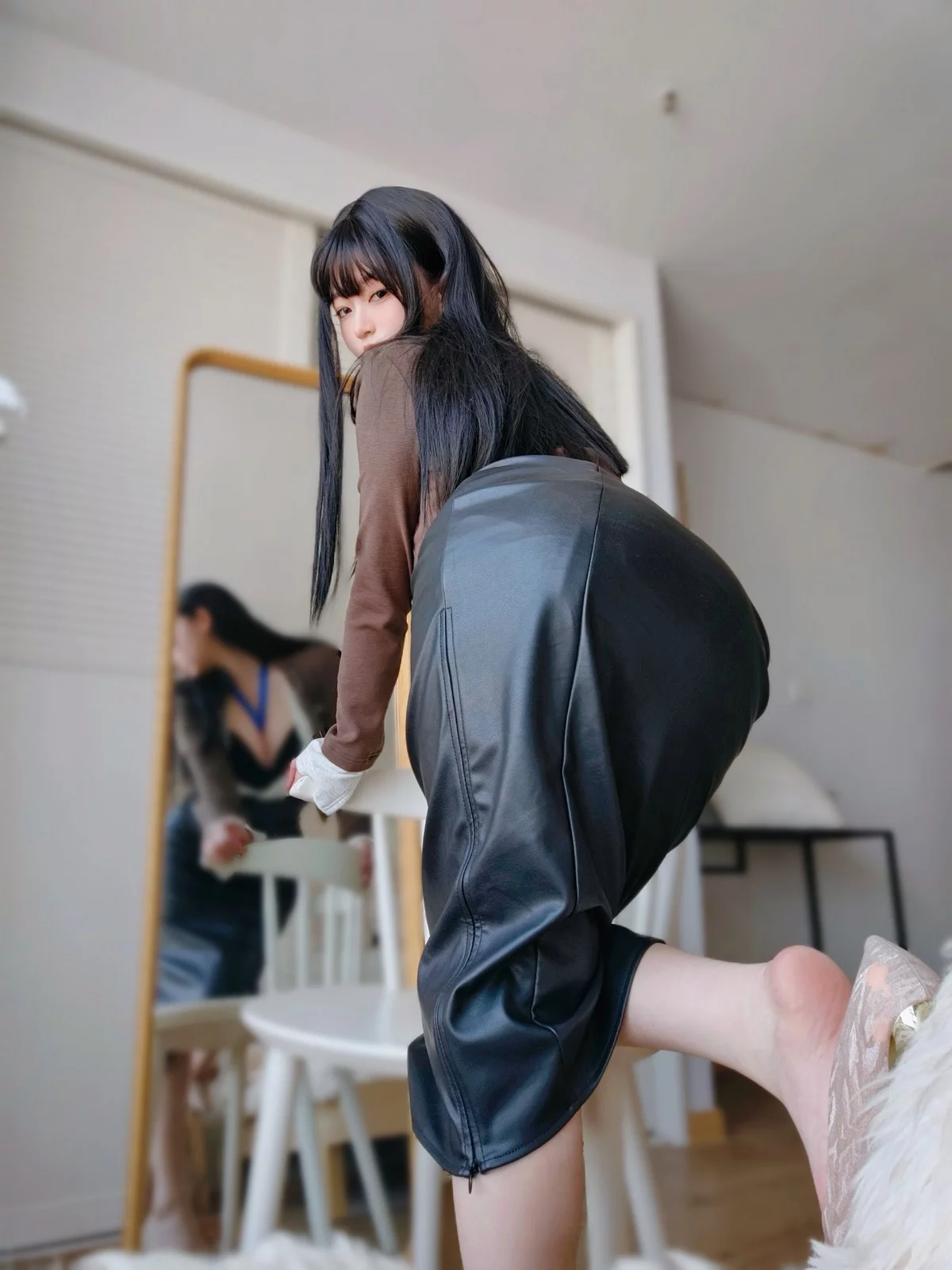 Coser妹子女主K上司的秘密主题性感OL职业装半脱黑皮裙秀翘臀美腿诱惑写真107P