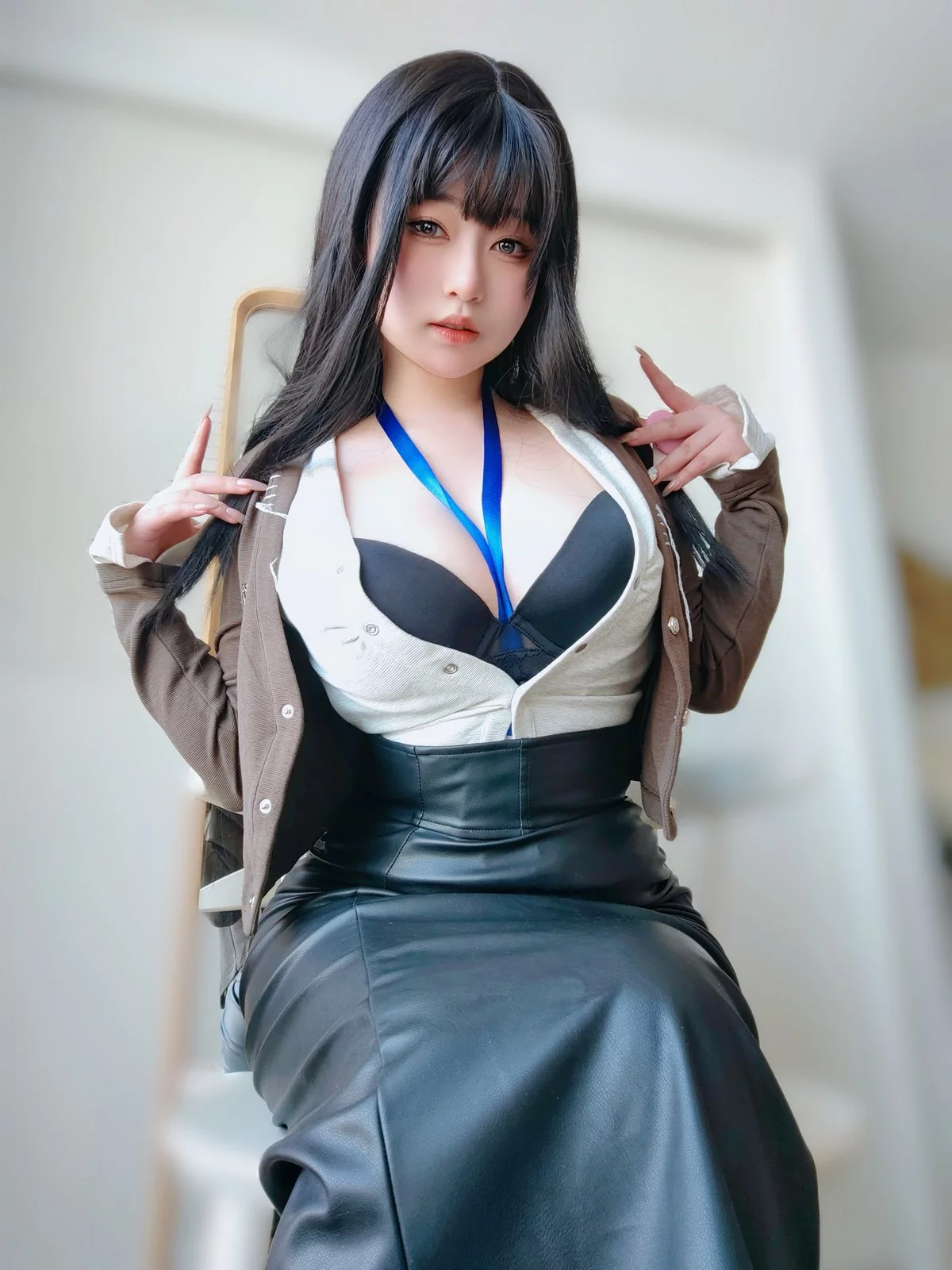 Coser妹子女主K上司的秘密主题性感OL职业装半脱黑皮裙秀翘臀美腿诱惑写真107P
