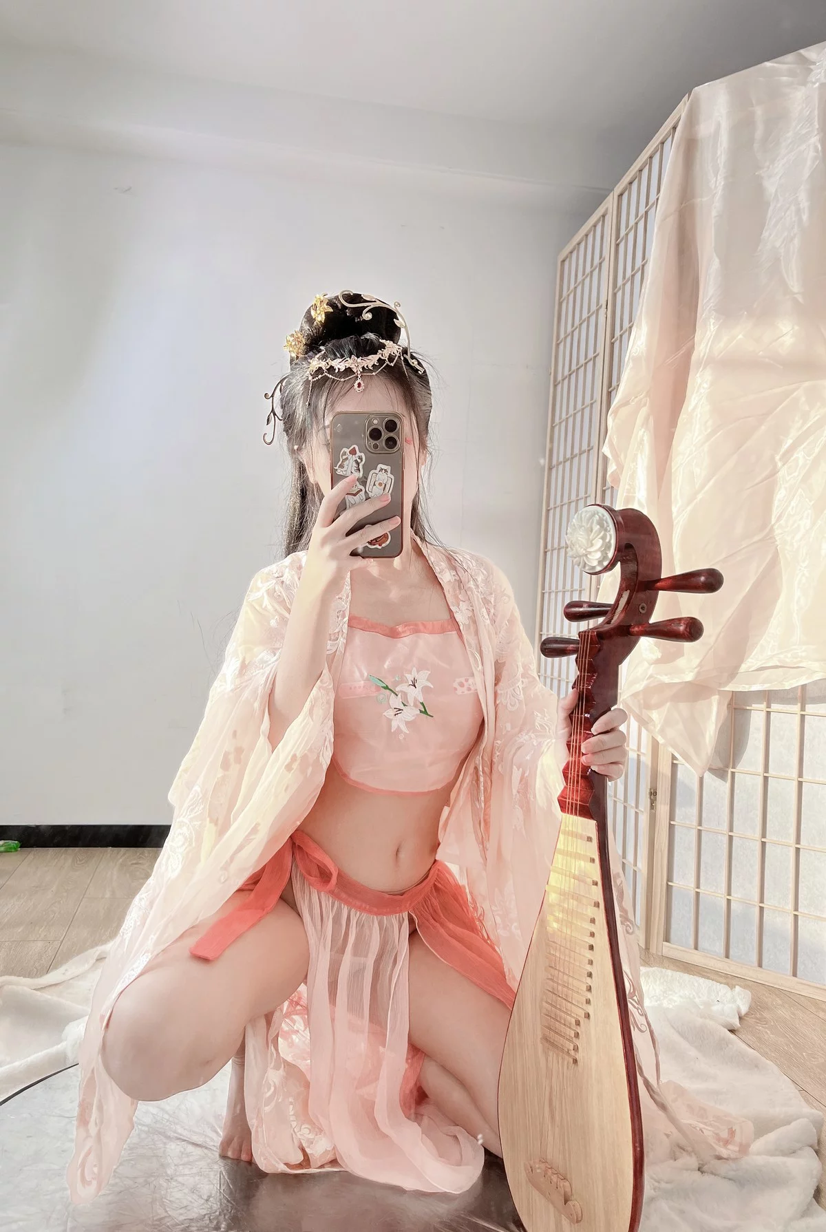 人气Coser不呆猫宫廷仕女主题脱性感薄纱露粉色肚兜配超薄肉丝撩人诱惑写真56P