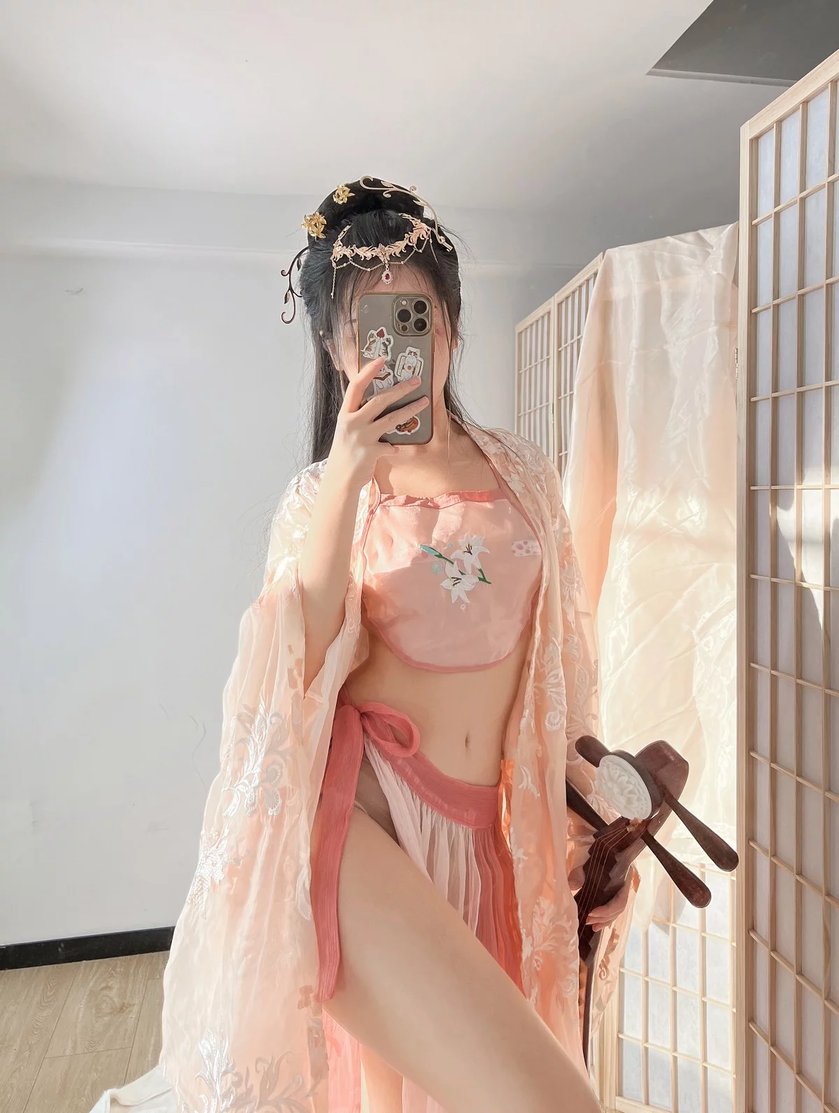 人气Coser不呆猫宫廷仕女主题脱性感薄纱露粉色肚兜配超薄肉丝撩人诱惑写真56P