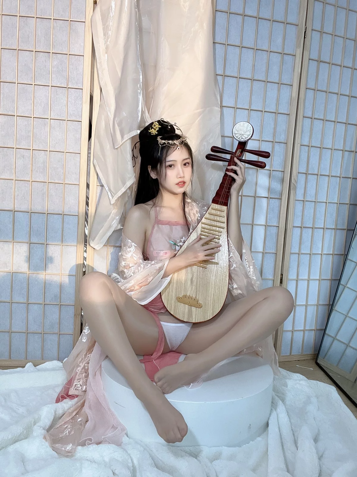 人气Coser不呆猫宫廷仕女主题脱性感薄纱露粉色肚兜配超薄肉丝撩人诱惑写真56P