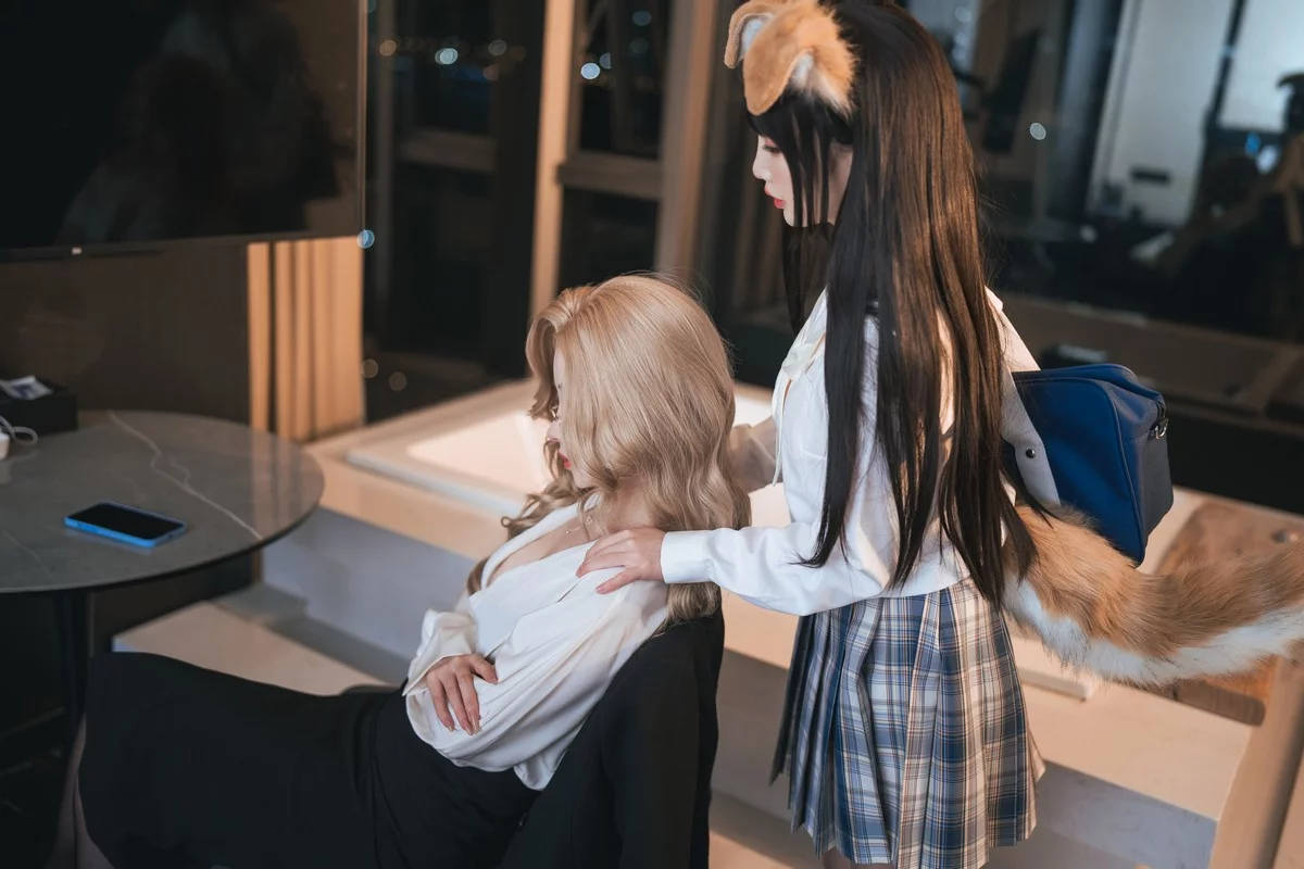 网络美女rioko凉凉子&面饼仙儿女总裁双人主题姐妹花黑+白蕾丝内衣诱惑写真40P