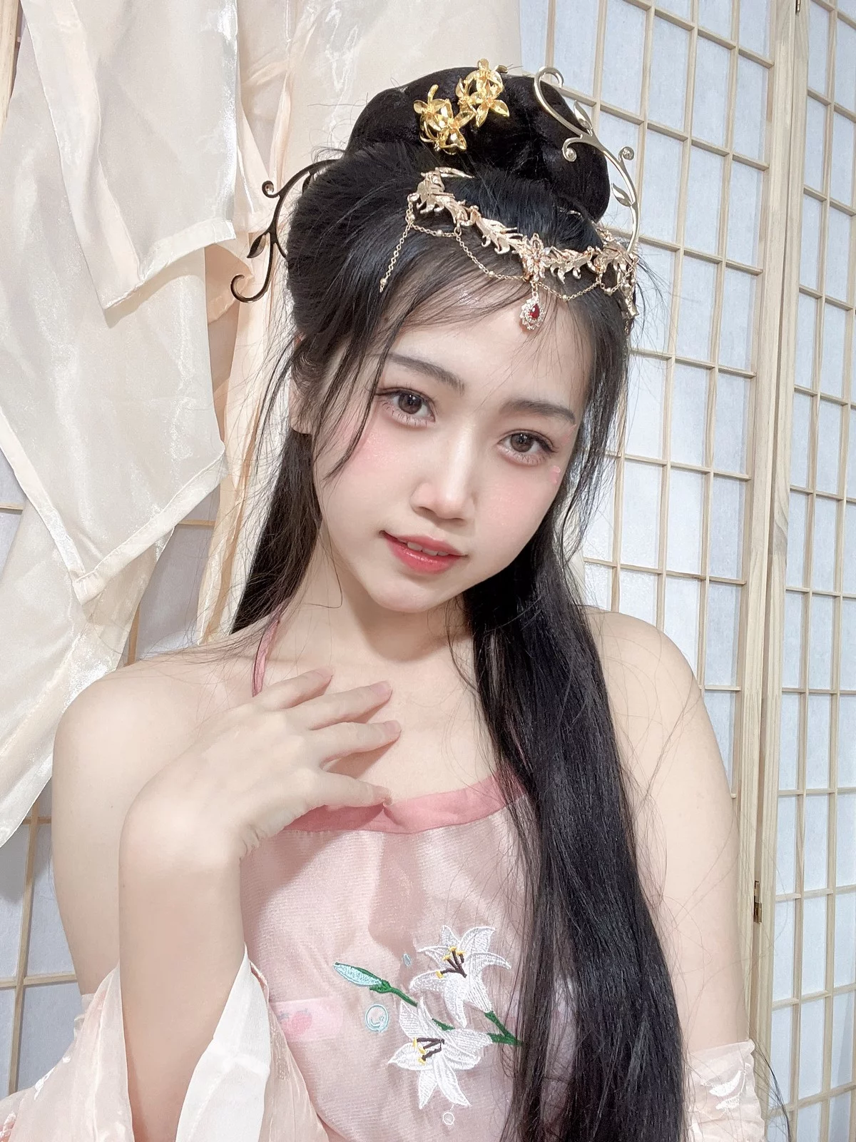 人气Coser不呆猫宫廷仕女主题脱性感薄纱露粉色肚兜配超薄肉丝撩人诱惑写真56P