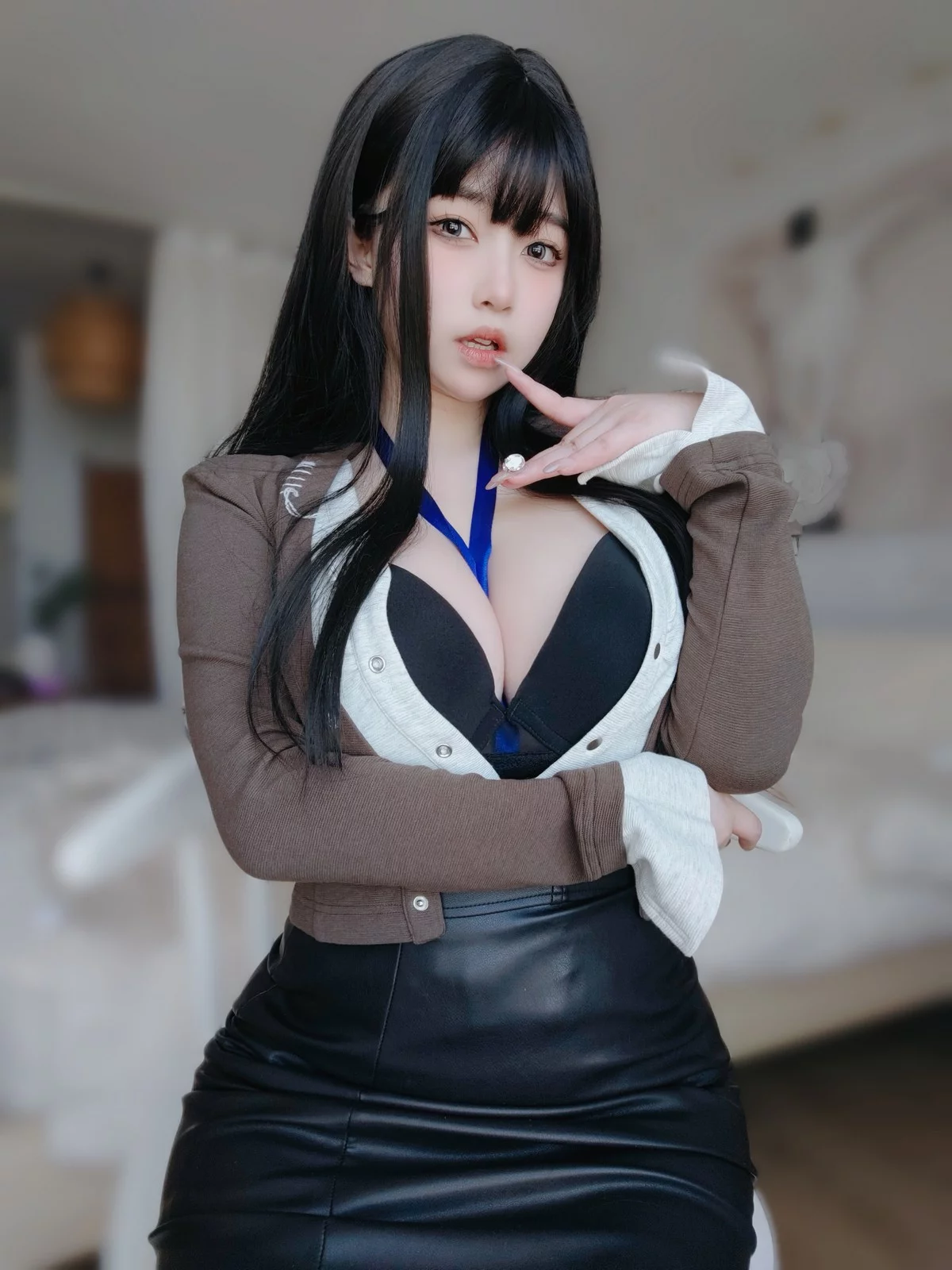 Coser妹子女主K上司的秘密主题性感OL职业装半脱黑皮裙秀翘臀美腿诱惑写真107P