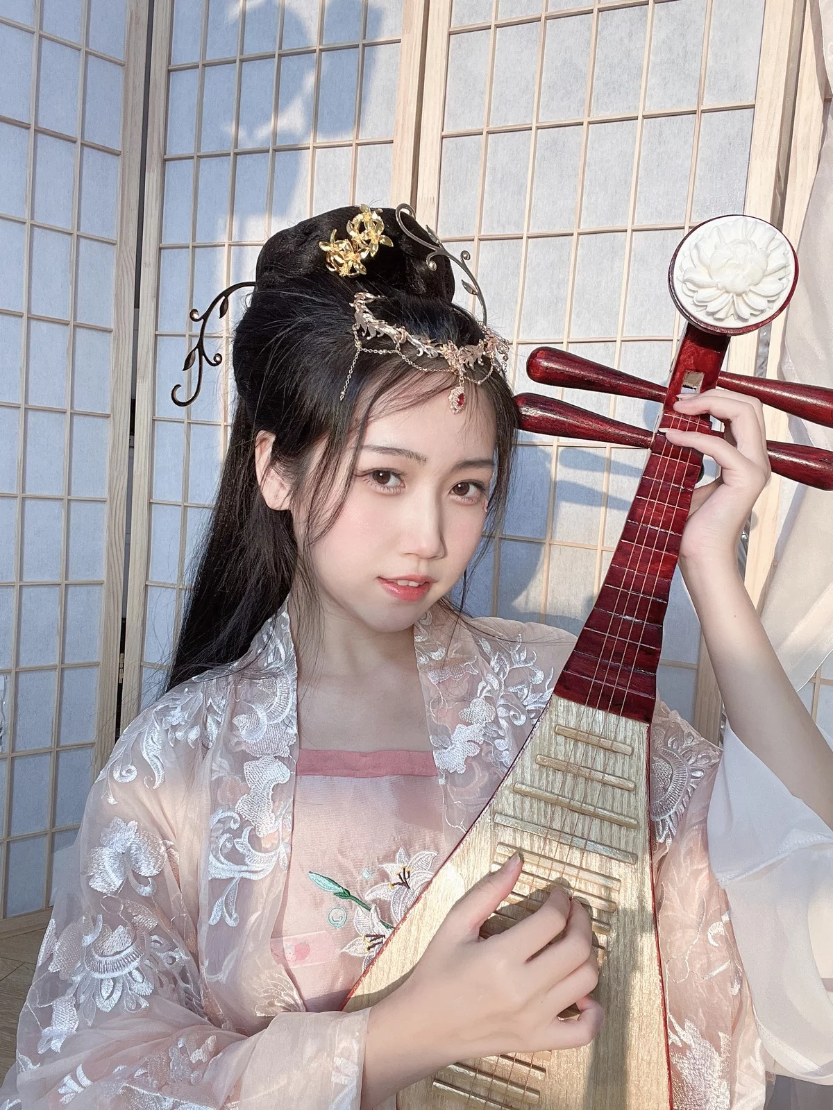 人气Coser不呆猫宫廷仕女主题脱性感薄纱露粉色肚兜配超薄肉丝撩人诱惑写真56P
