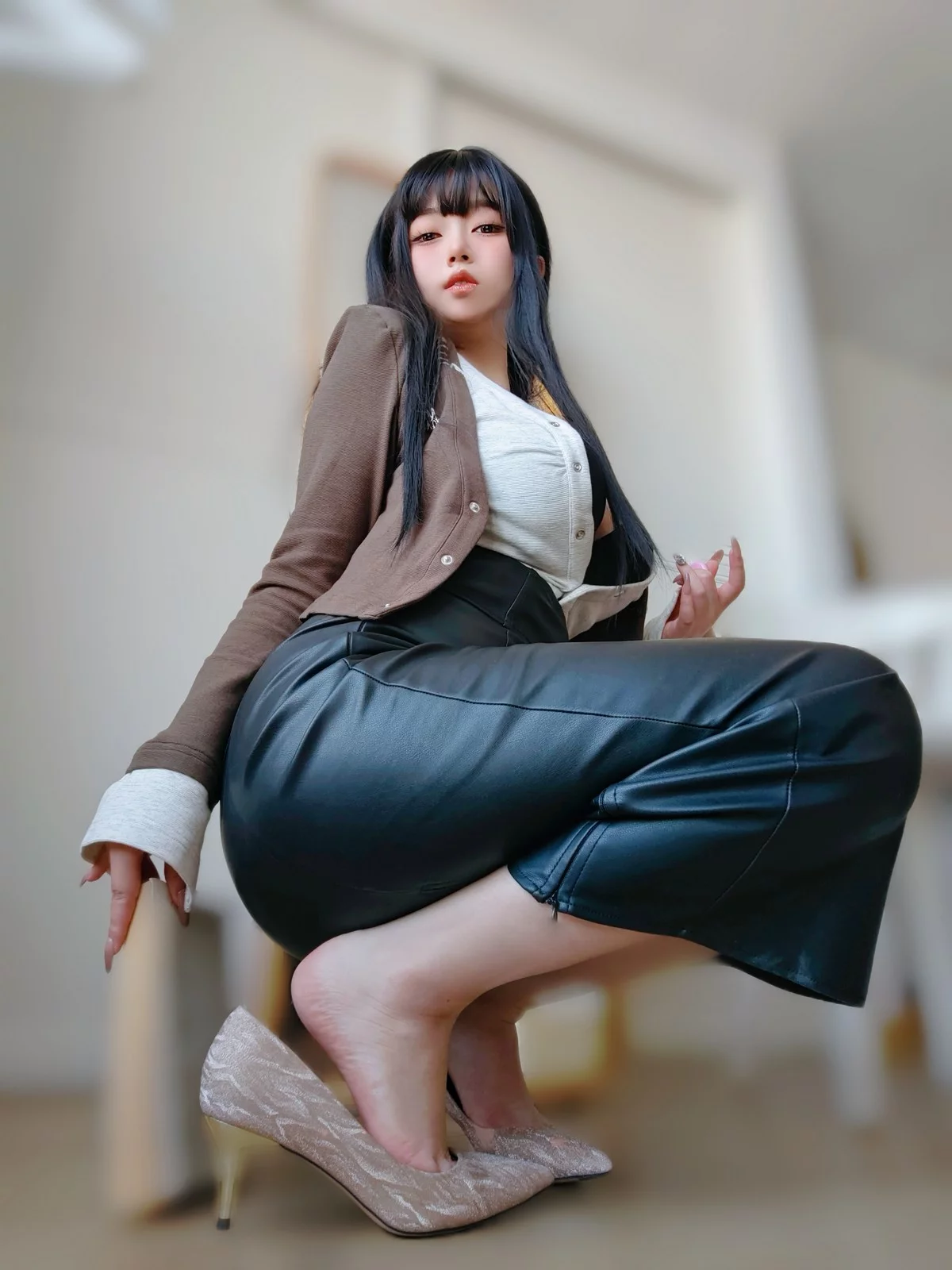 Coser妹子女主K上司的秘密主题性感OL职业装半脱黑皮裙秀翘臀美腿诱惑写真107P