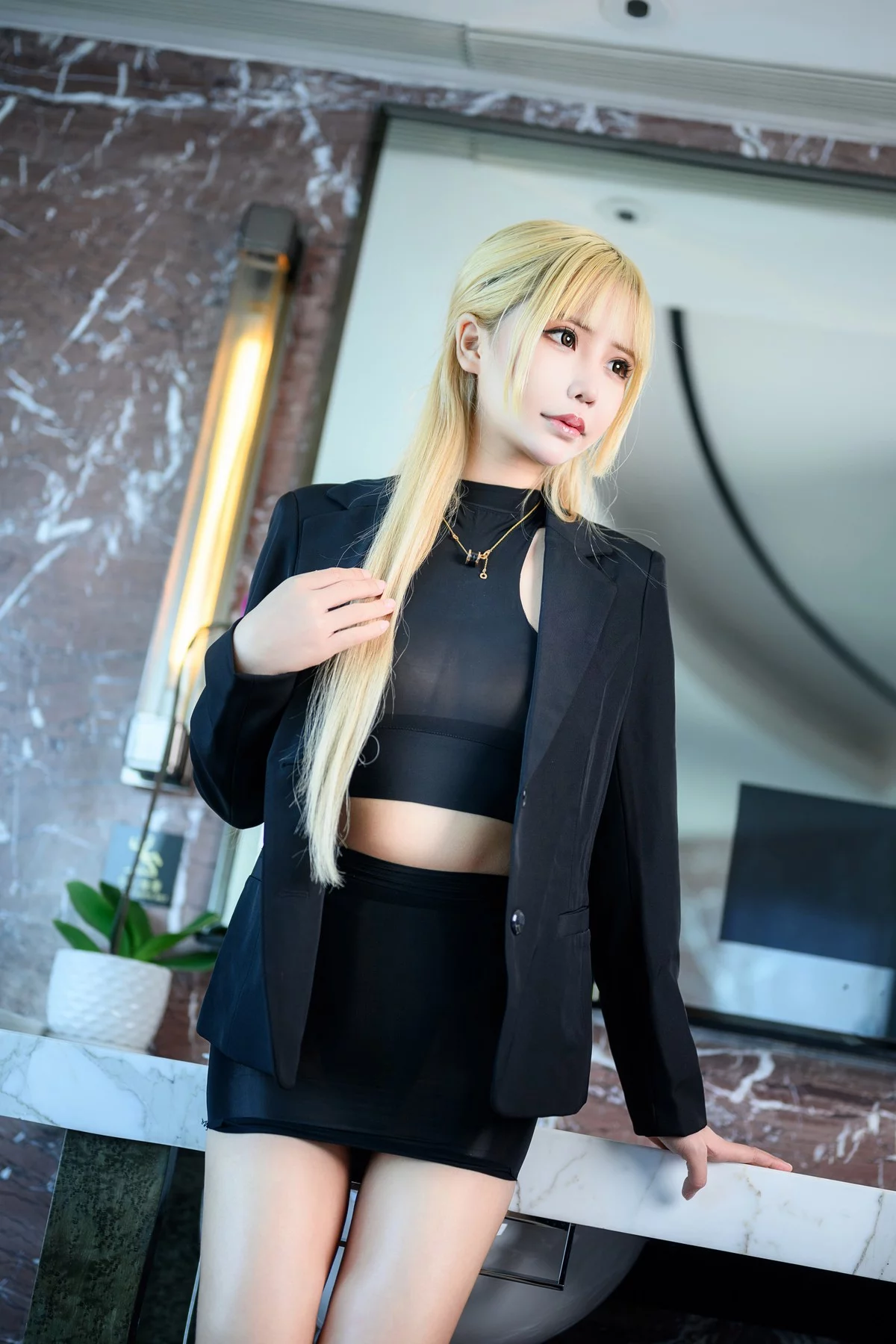 二次元妹子抱走莫子aa私人助理主题脱性感黑色OL制服露豪乳遮点惹火诱惑写真63P