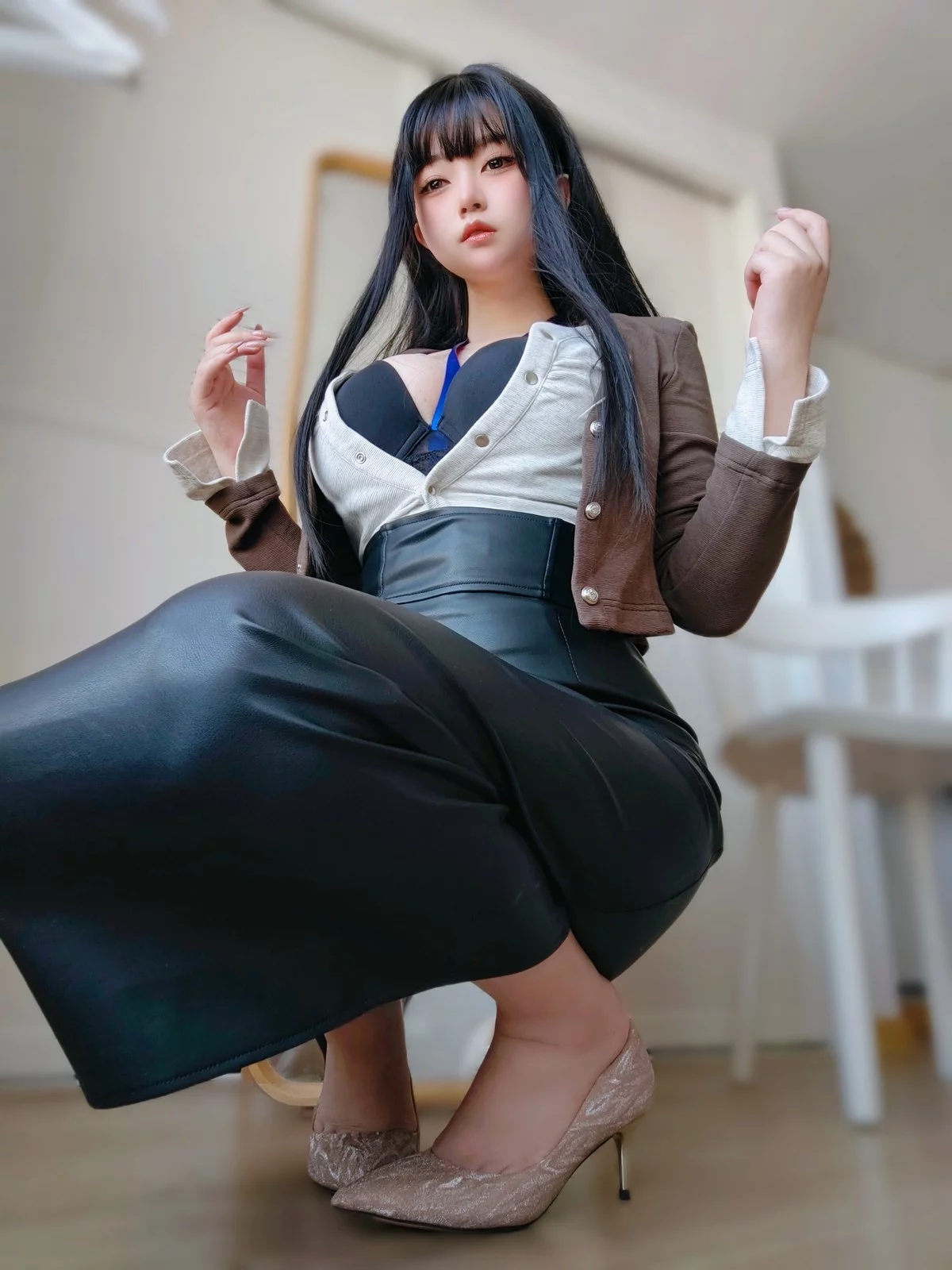 Coser妹子女主K上司的秘密主题性感OL职业装半脱黑皮裙秀翘臀美腿诱惑写真107P