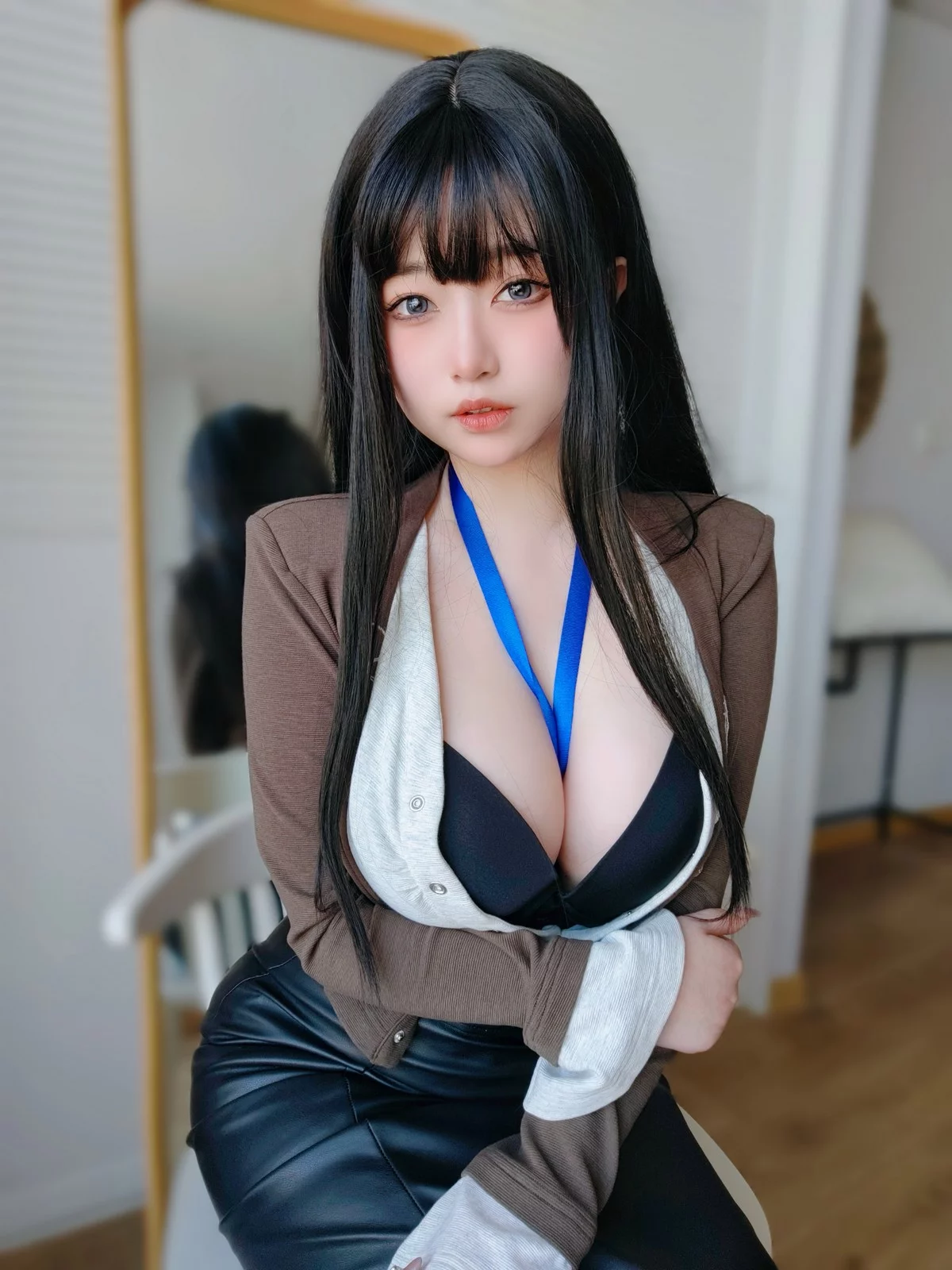 Coser妹子女主K上司的秘密主题性感OL职业装半脱黑皮裙秀翘臀美腿诱惑写真107P