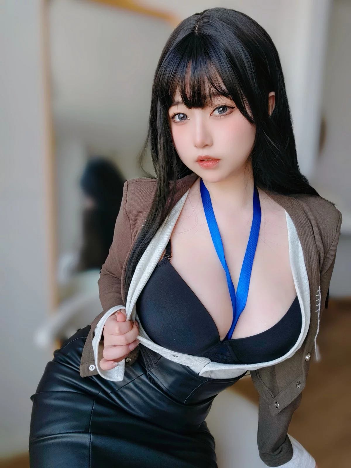 Coser妹子女主K上司的秘密主题性感OL职业装半脱黑皮裙秀翘臀美腿诱惑写真107P