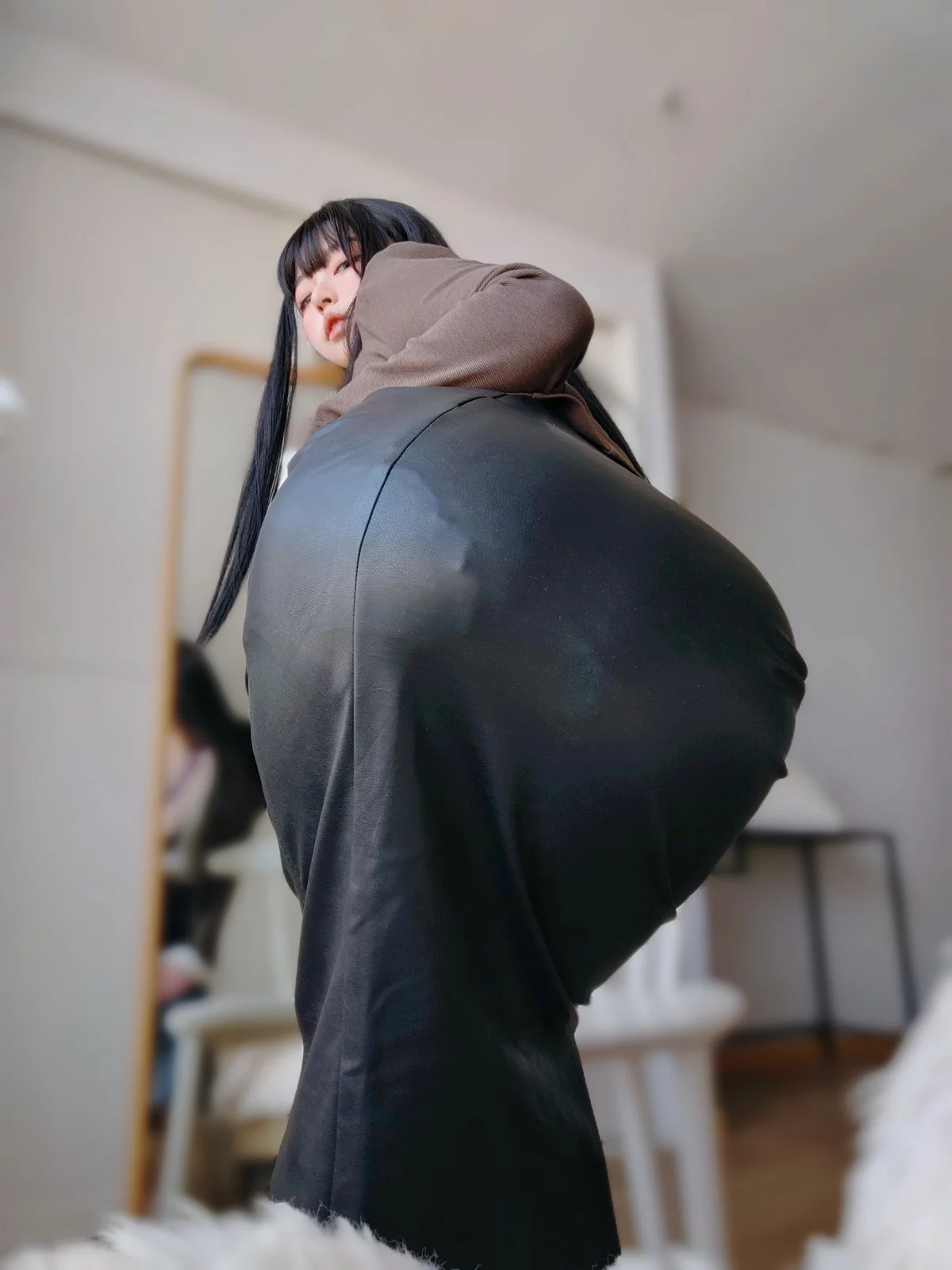 Coser妹子女主K上司的秘密主题性感OL职业装半脱黑皮裙秀翘臀美腿诱惑写真107P