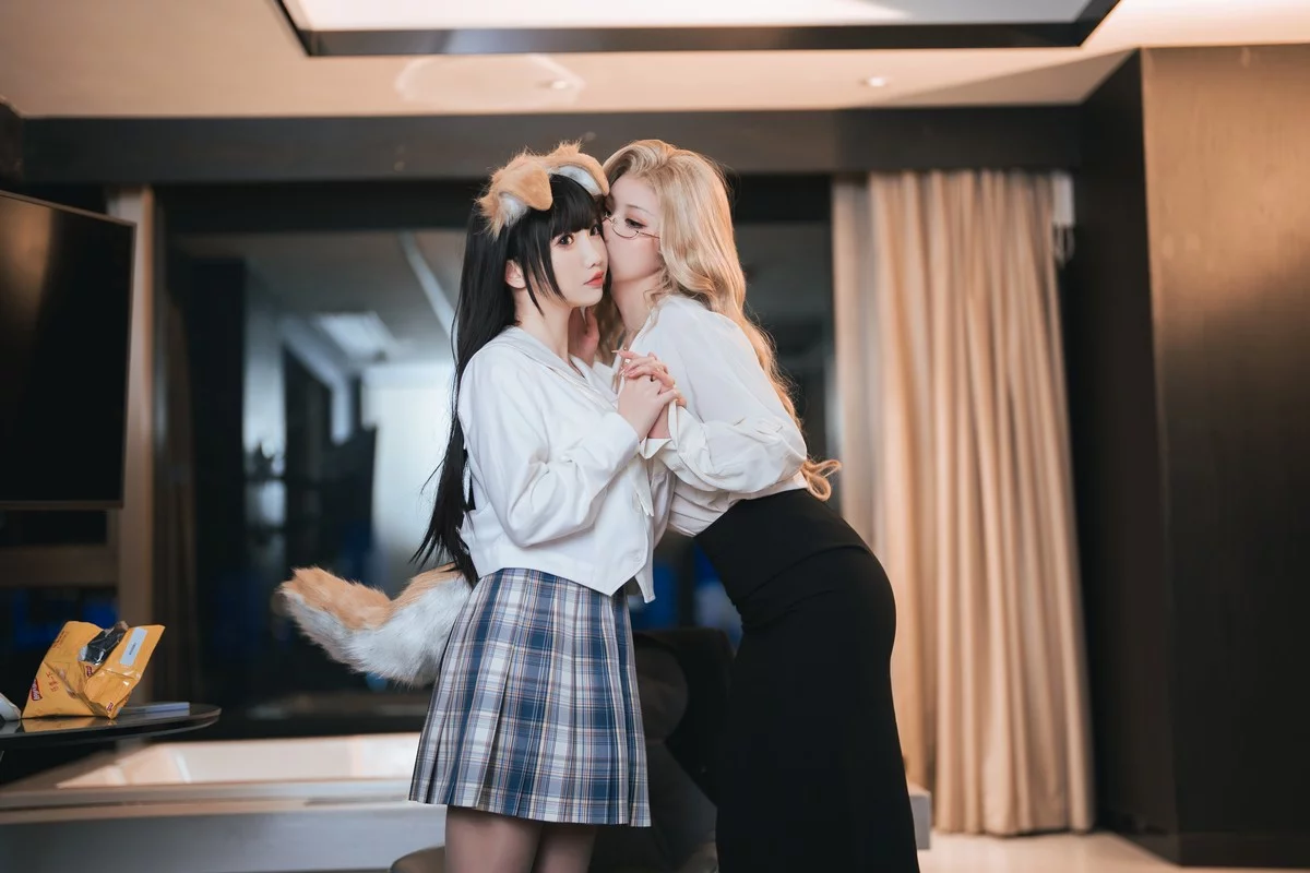 网络美女rioko凉凉子&面饼仙儿女总裁双人主题姐妹花黑+白蕾丝内衣诱惑写真40P