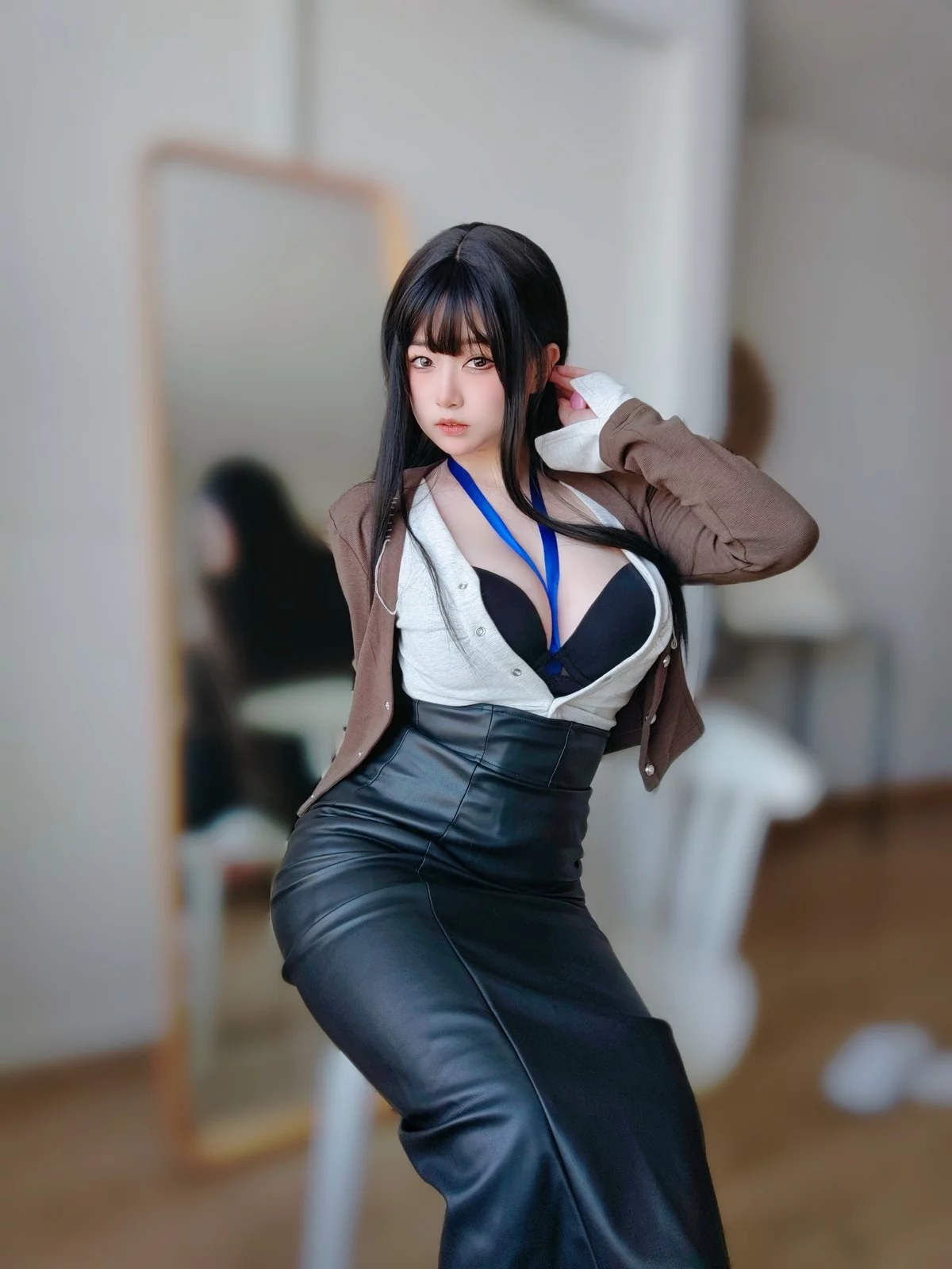 Coser妹子女主K上司的秘密主题性感OL职业装半脱黑皮裙秀翘臀美腿诱惑写真107P