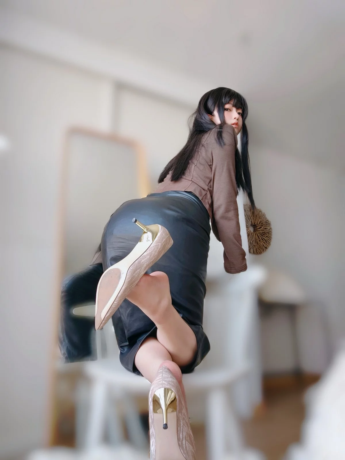 Coser妹子女主K上司的秘密主题性感OL职业装半脱黑皮裙秀翘臀美腿诱惑写真107P