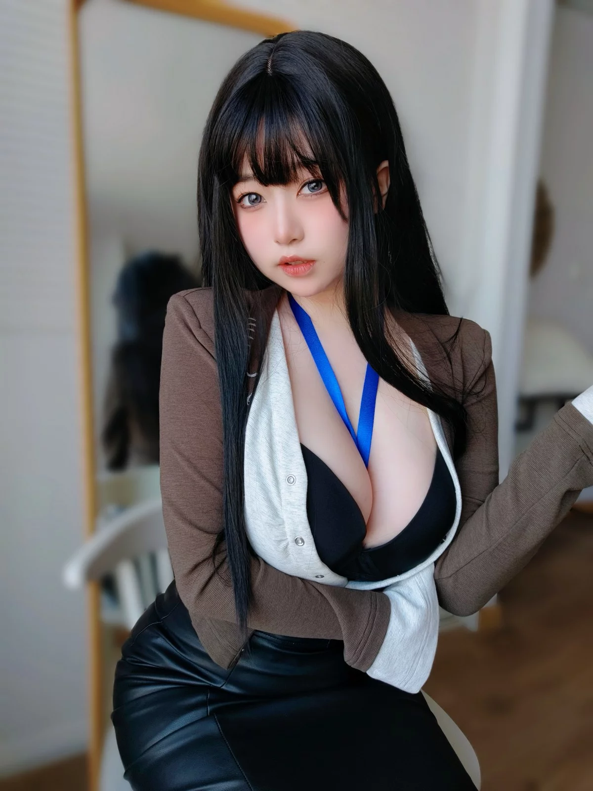Coser妹子女主K上司的秘密主题性感OL职业装半脱黑皮裙秀翘臀美腿诱惑写真107P