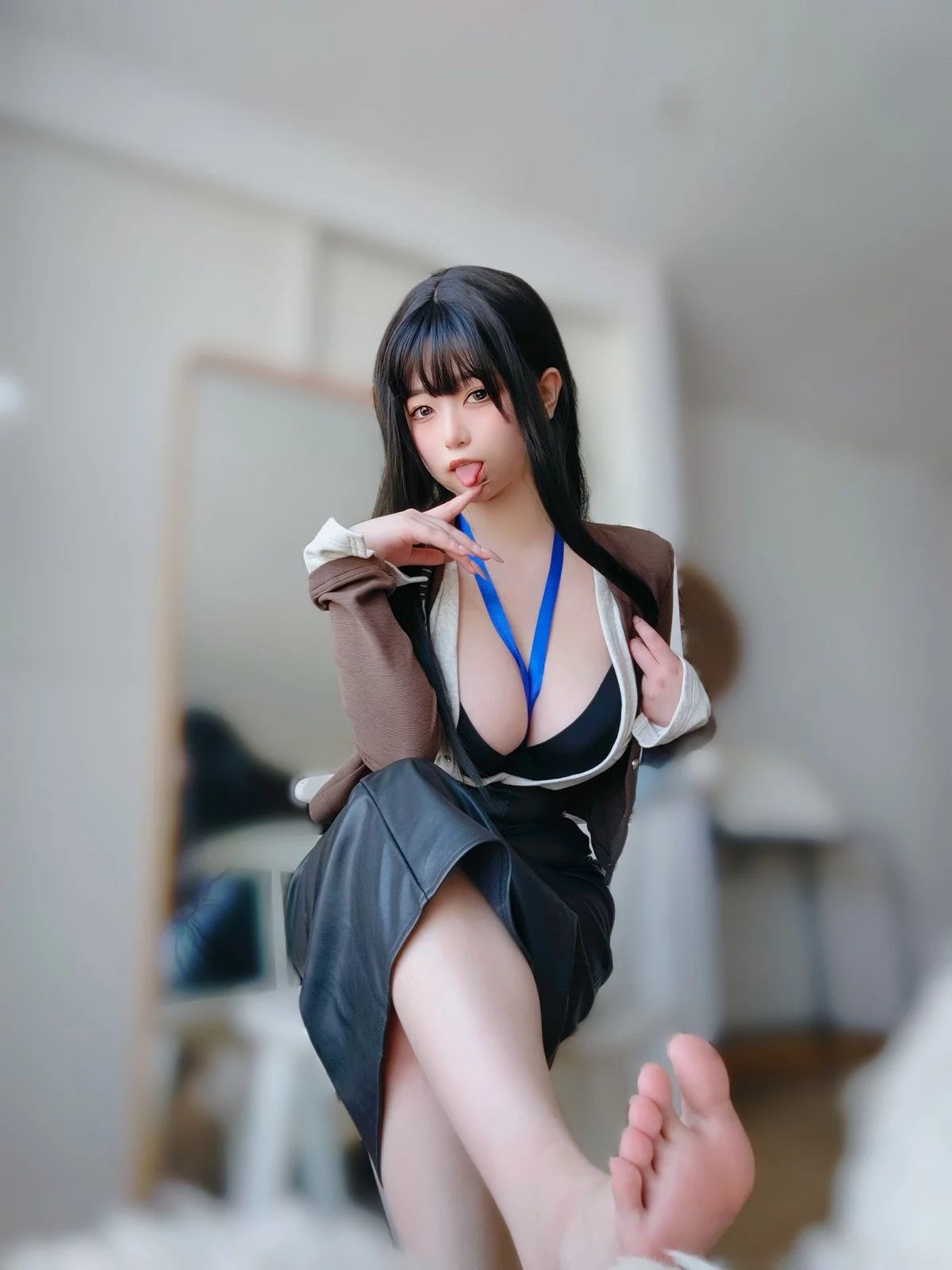 Coser妹子女主K上司的秘密主题性感OL职业装半脱黑皮裙秀翘臀美腿诱惑写真107P