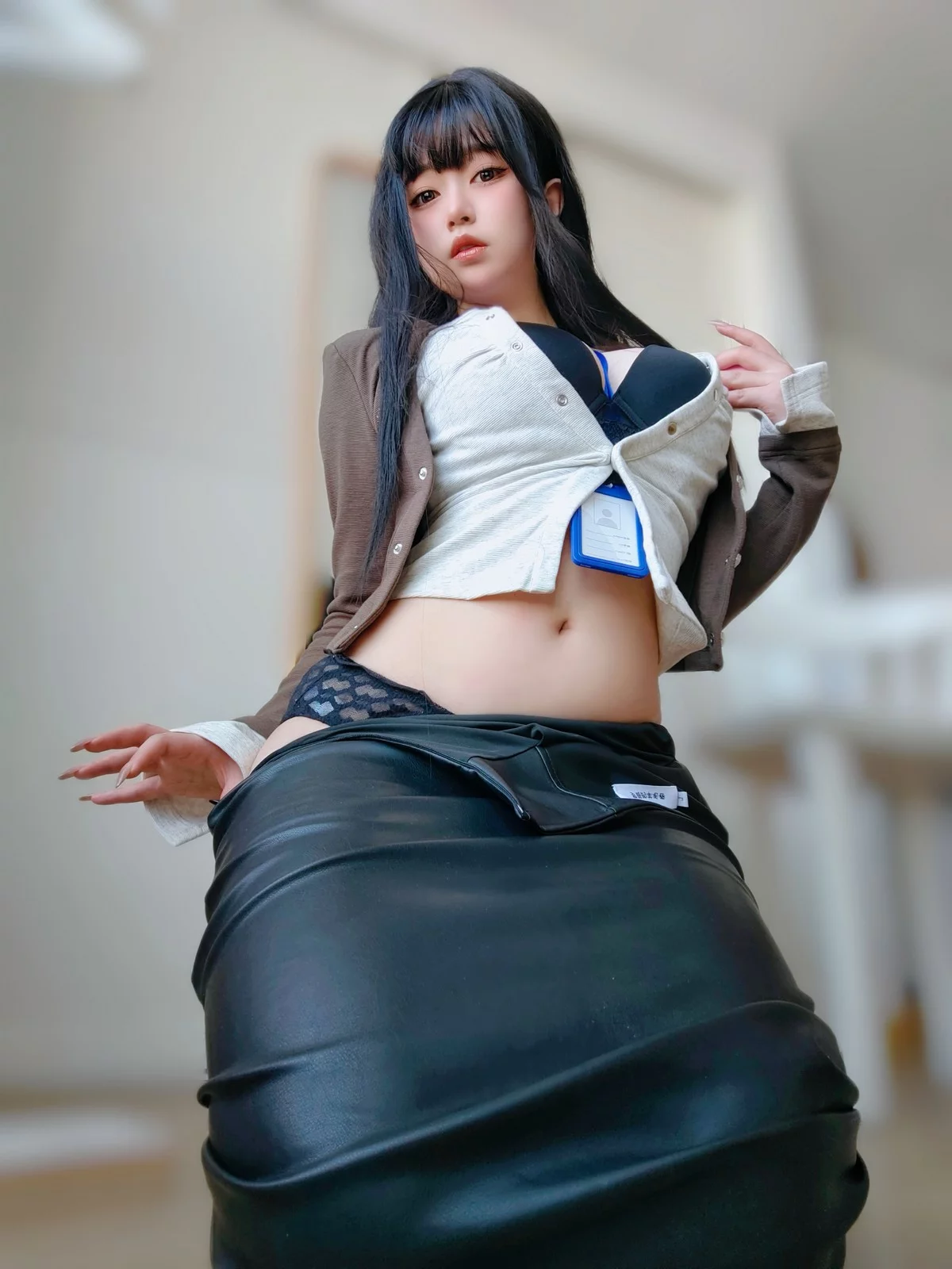 Coser妹子女主K上司的秘密主题性感OL职业装半脱黑皮裙秀翘臀美腿诱惑写真107P