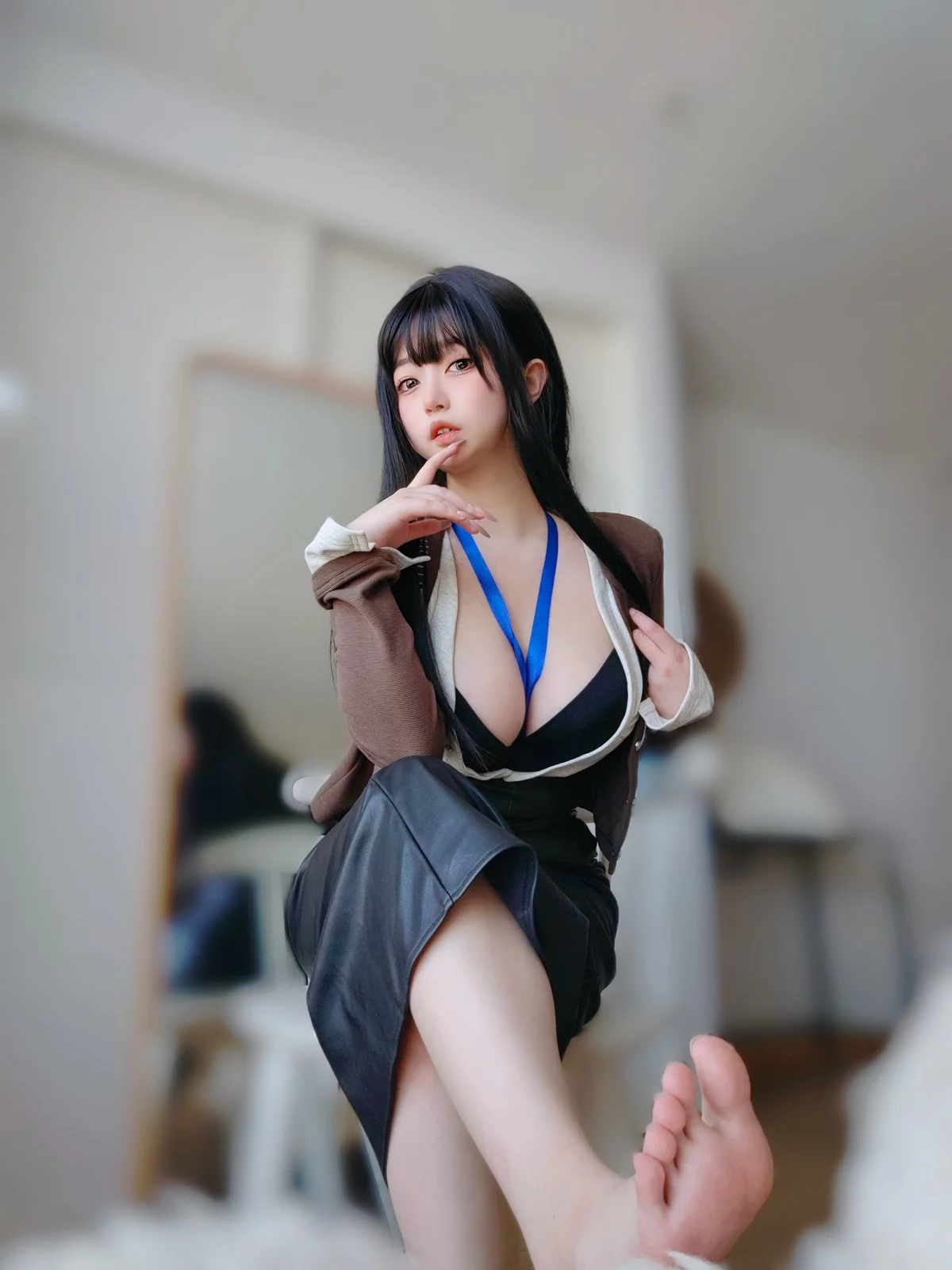 Coser妹子女主K上司的秘密主题性感OL职业装半脱黑皮裙秀翘臀美腿诱惑写真107P