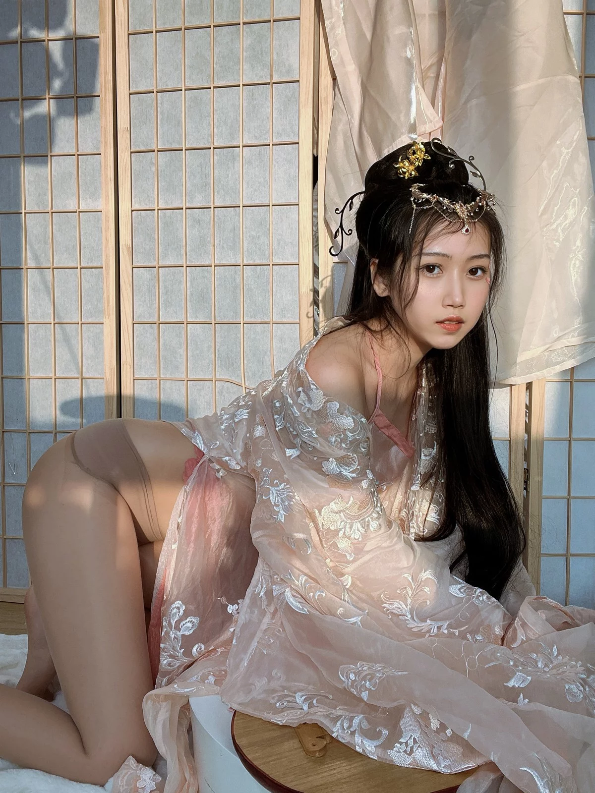 人气Coser不呆猫宫廷仕女主题脱性感薄纱露粉色肚兜配超薄肉丝撩人诱惑写真56P