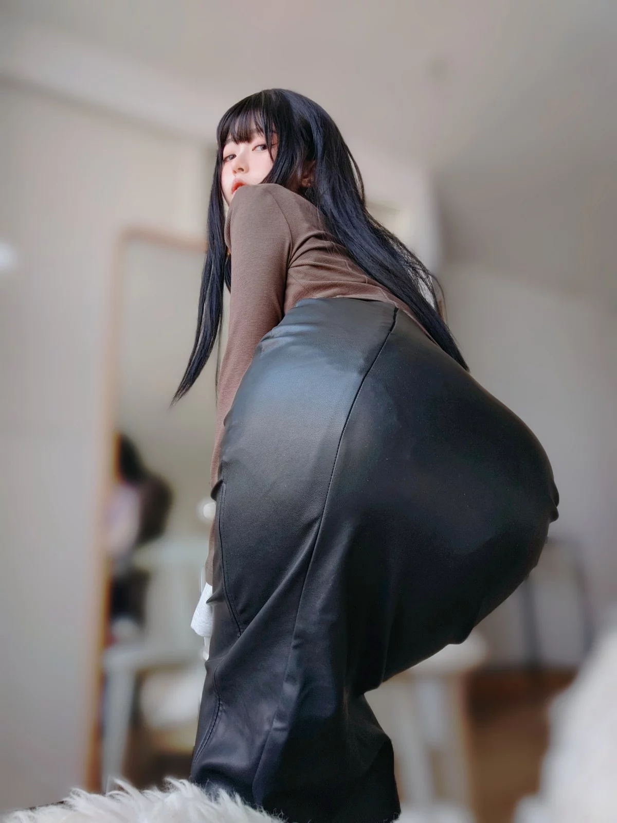 Coser妹子女主K上司的秘密主题性感OL职业装半脱黑皮裙秀翘臀美腿诱惑写真107P