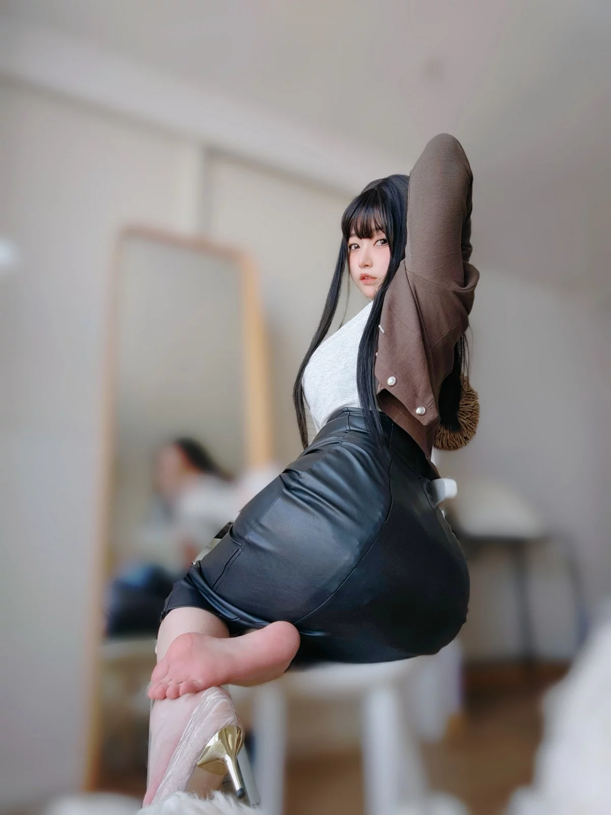 Coser妹子女主K上司的秘密主题性感OL职业装半脱黑皮裙秀翘臀美腿诱惑写真107P