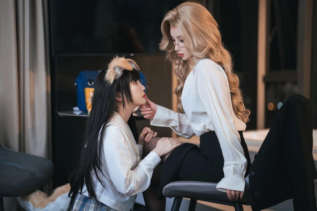 网络美女rioko凉凉子&面饼仙儿女总裁双人主题姐妹花黑+白蕾丝内衣诱惑写真40P