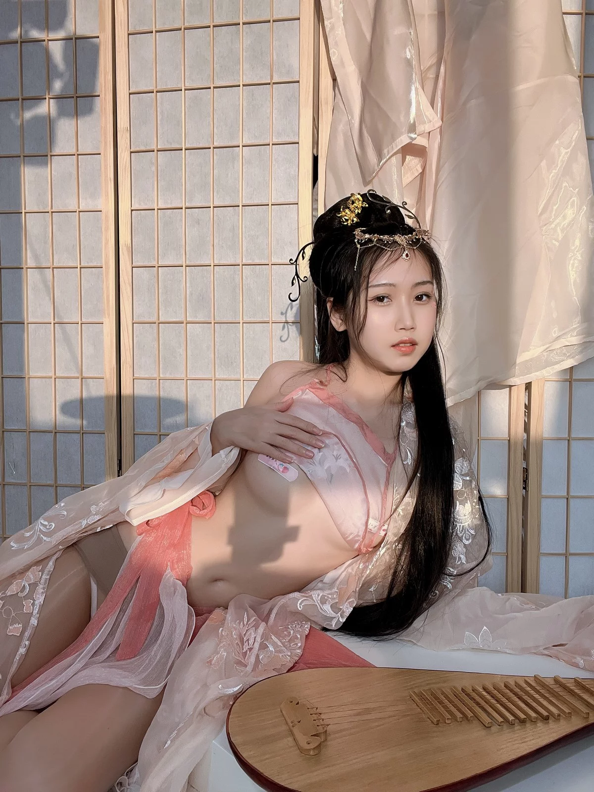 人气Coser不呆猫宫廷仕女主题脱性感薄纱露粉色肚兜配超薄肉丝撩人诱惑写真56P