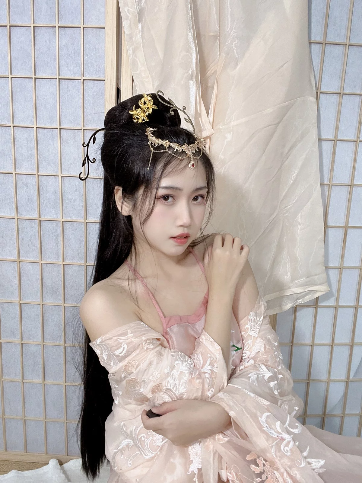 人气Coser不呆猫宫廷仕女主题脱性感薄纱露粉色肚兜配超薄肉丝撩人诱惑写真56P