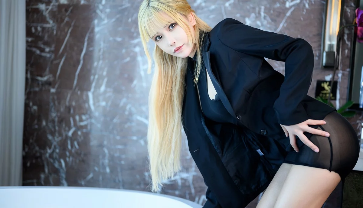 二次元妹子抱走莫子aa私人助理主题脱性感黑色OL制服露豪乳遮点惹火诱惑写真63P