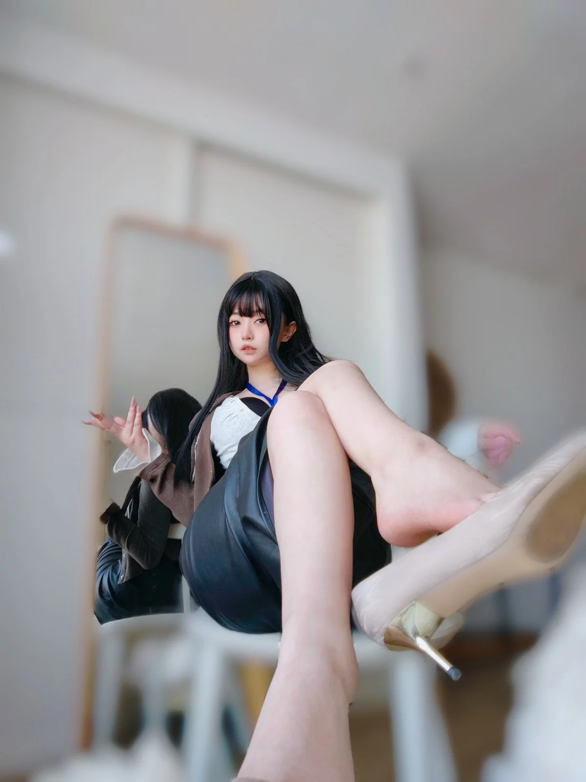 Coser妹子女主K上司的秘密主题性感OL职业装半脱黑皮裙秀翘臀美腿诱惑写真107P