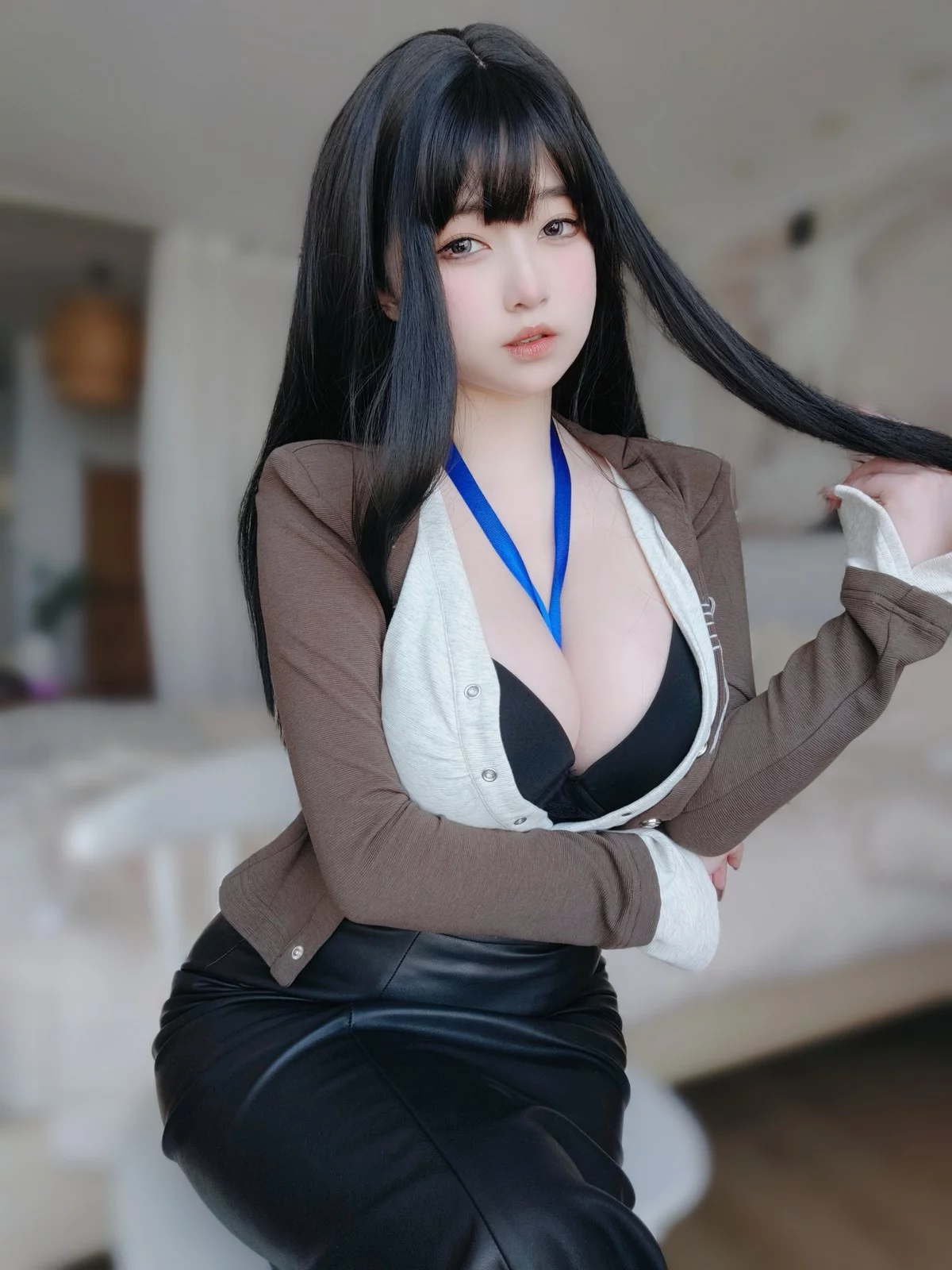 Coser妹子女主K上司的秘密主题性感OL职业装半脱黑皮裙秀翘臀美腿诱惑写真107P