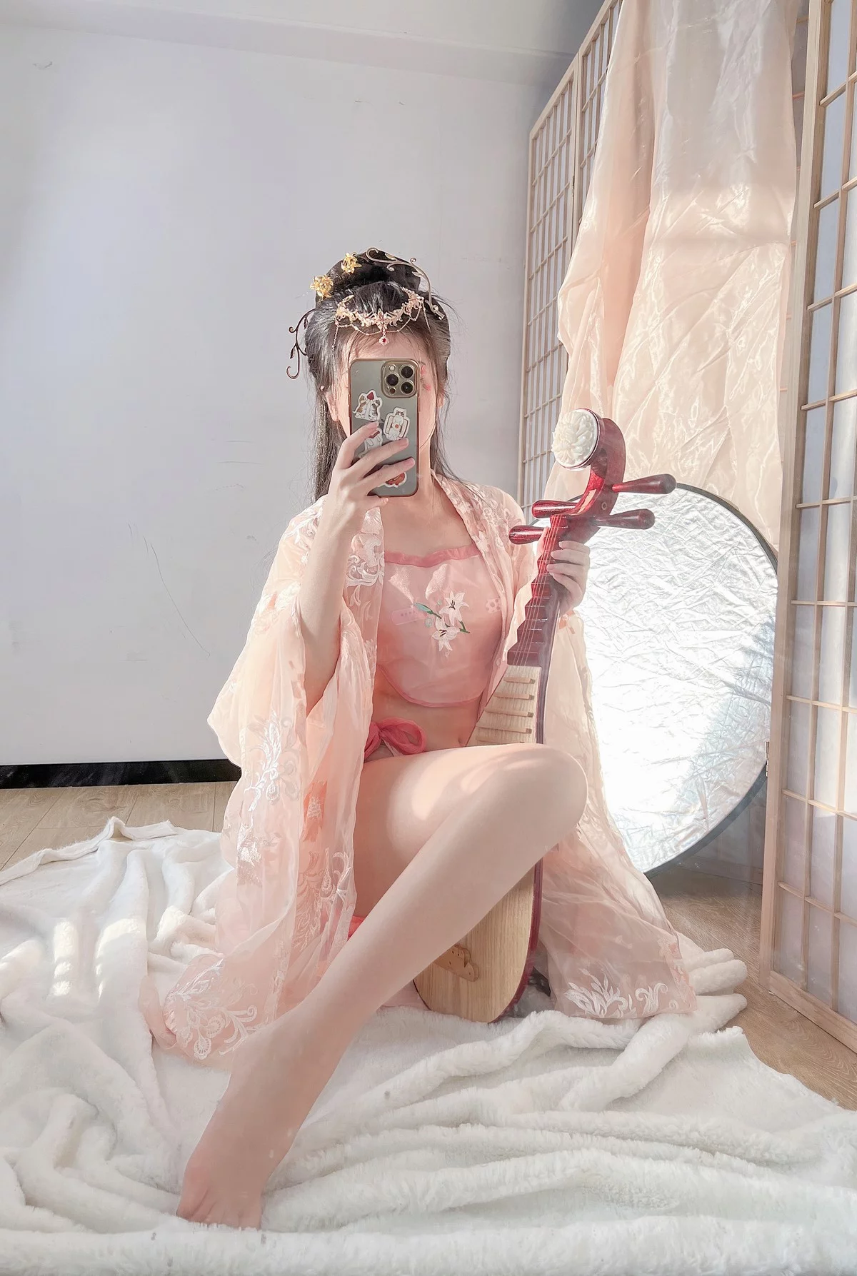 人气Coser不呆猫宫廷仕女主题脱性感薄纱露粉色肚兜配超薄肉丝撩人诱惑写真56P
