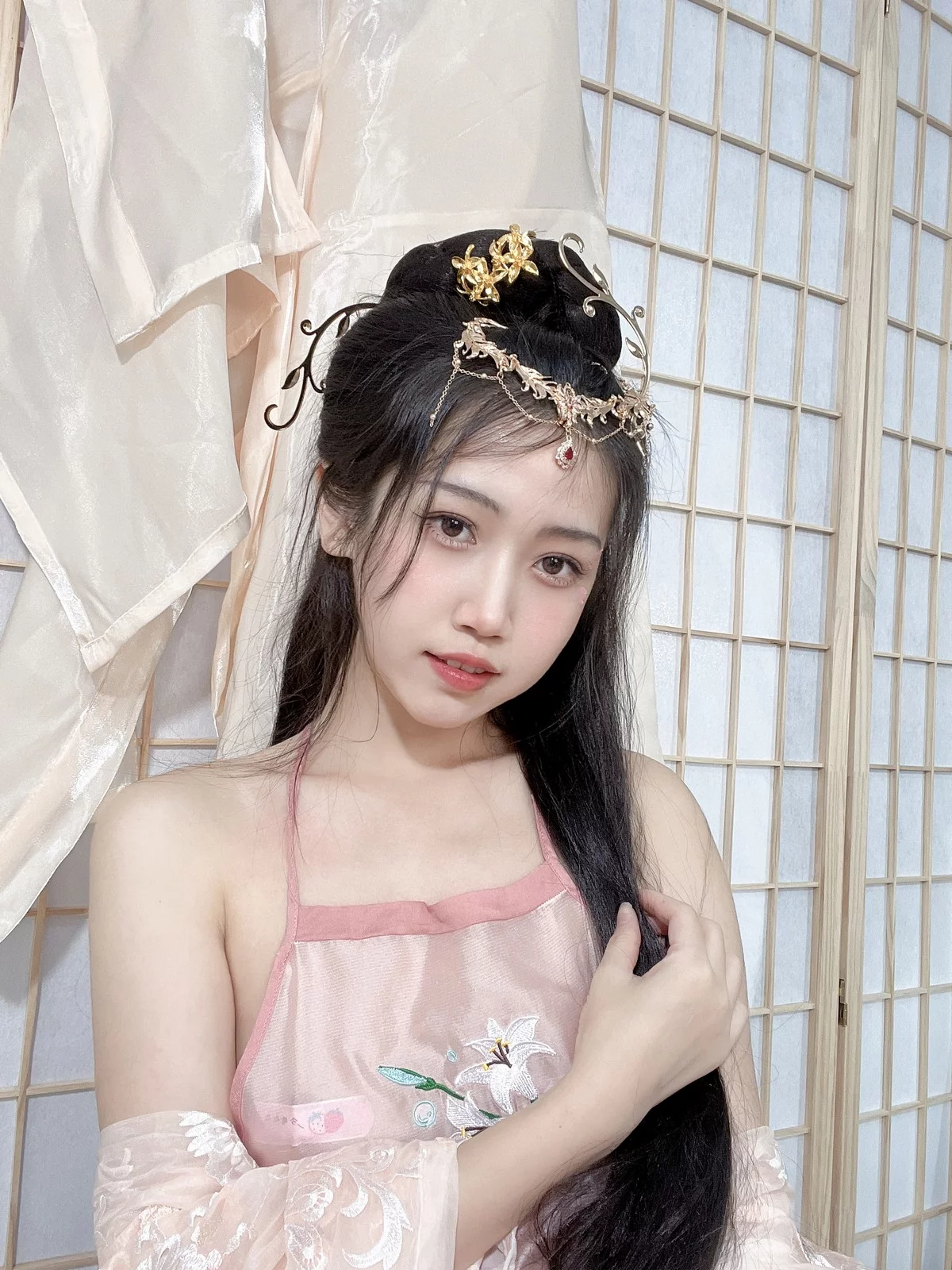 人气Coser不呆猫宫廷仕女主题脱性感薄纱露粉色肚兜配超薄肉丝撩人诱惑写真56P