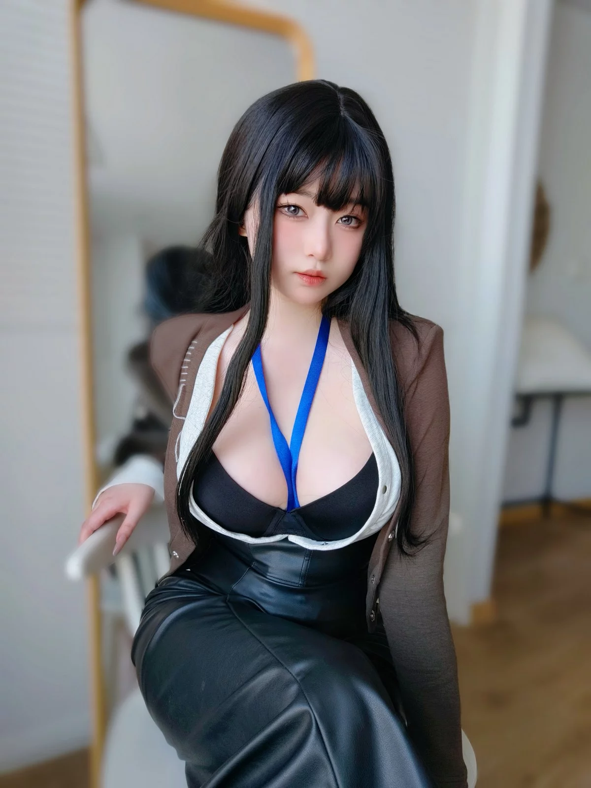 Coser妹子女主K上司的秘密主题性感OL职业装半脱黑皮裙秀翘臀美腿诱惑写真107P