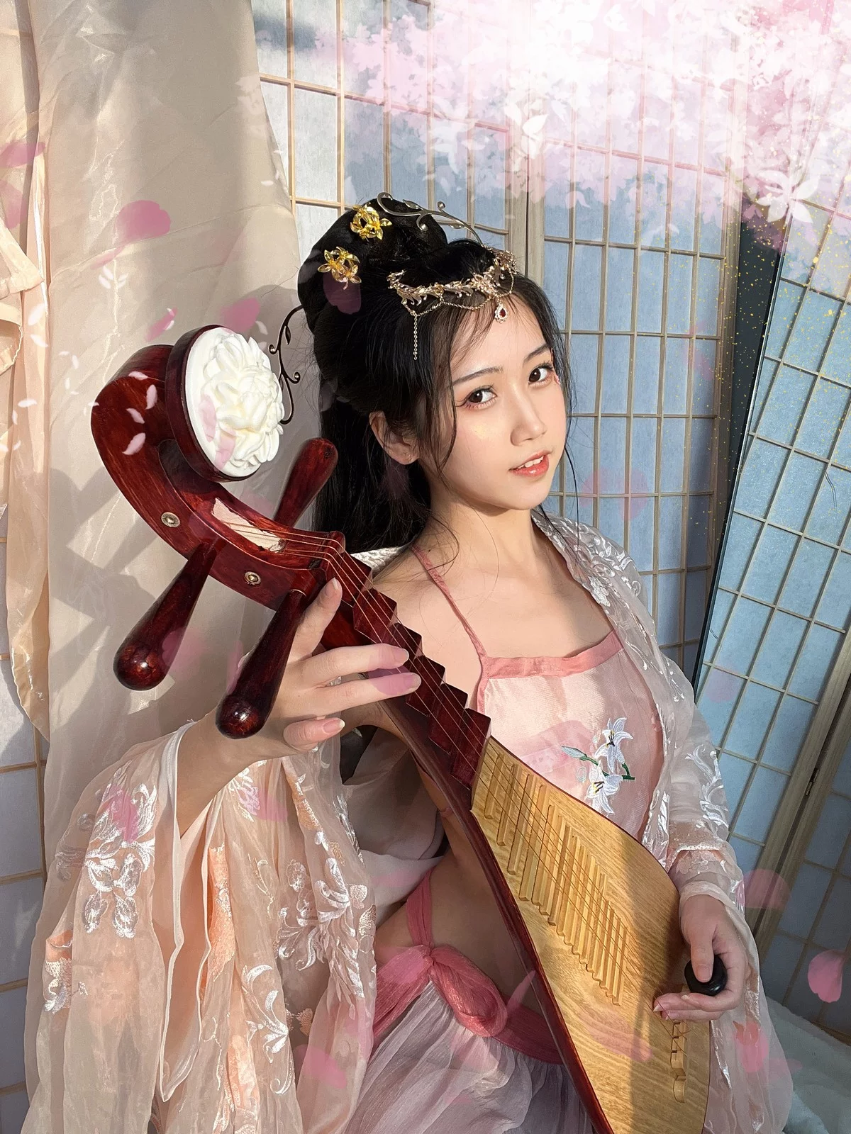 人气Coser不呆猫宫廷仕女主题脱性感薄纱露粉色肚兜配超薄肉丝撩人诱惑写真56P