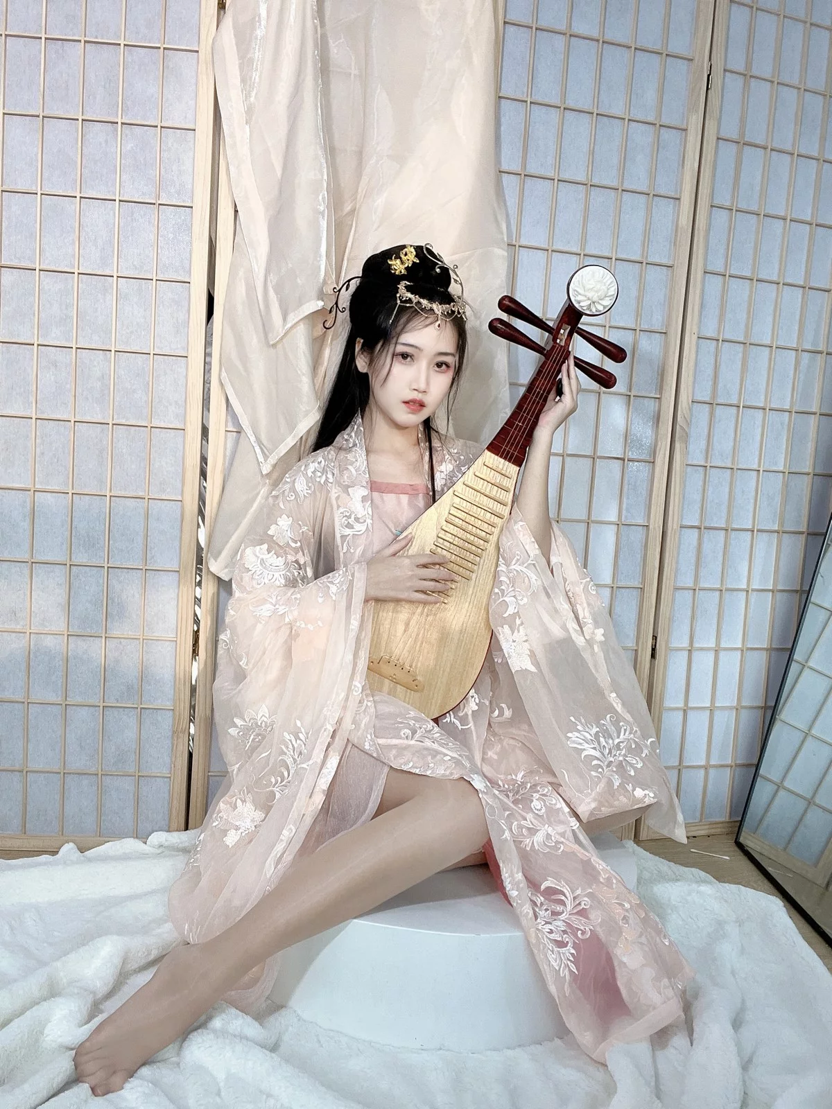 人气Coser不呆猫宫廷仕女主题脱性感薄纱露粉色肚兜配超薄肉丝撩人诱惑写真56P