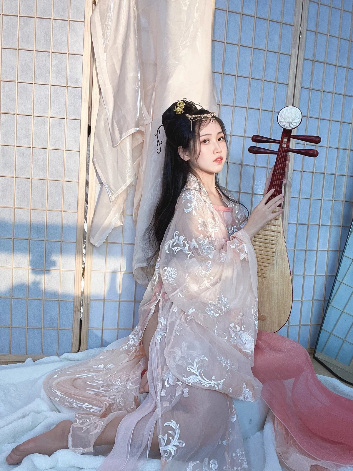 人气Coser不呆猫宫廷仕女主题脱性感薄纱露粉色肚兜配超薄肉丝撩人诱惑写真56P